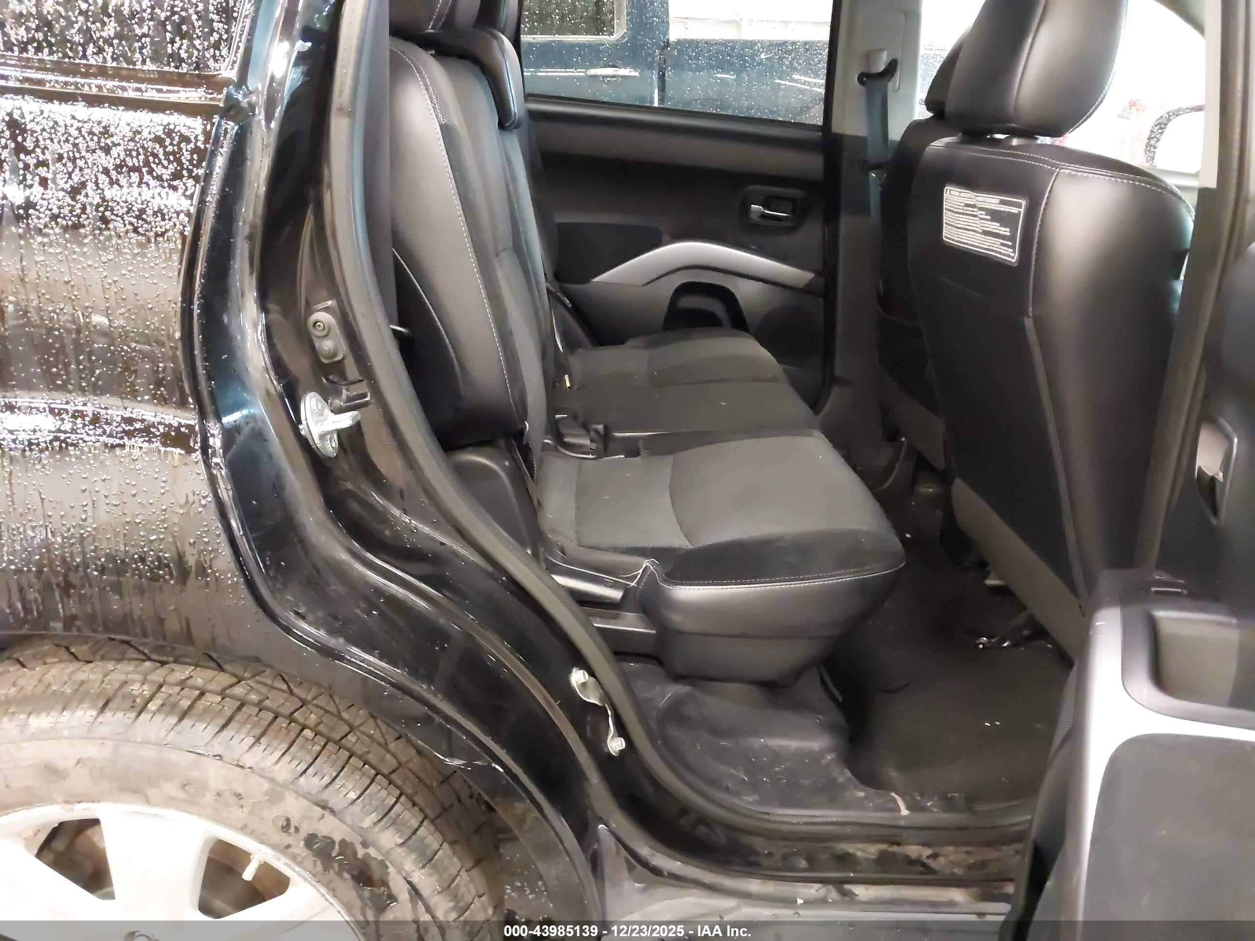 MITSUBISHI OUTLANDER image 8
