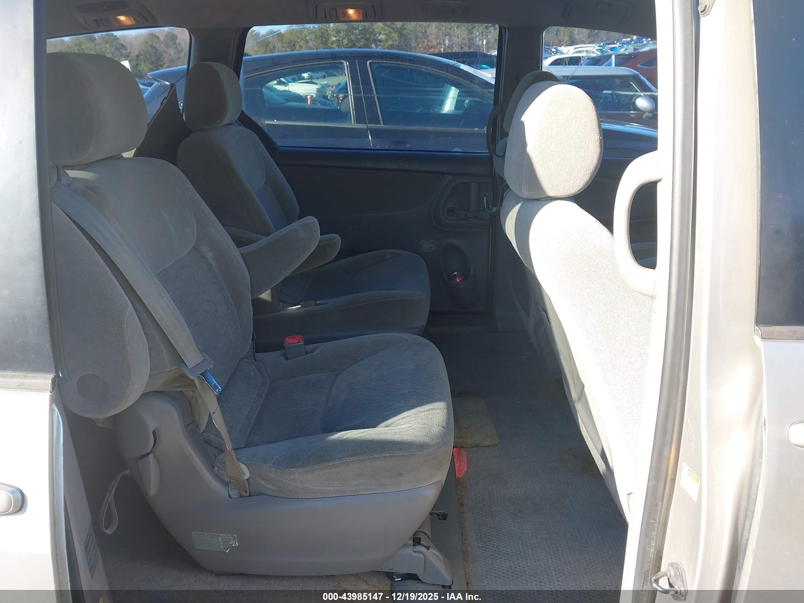 TOYOTA SIENNA image 8
