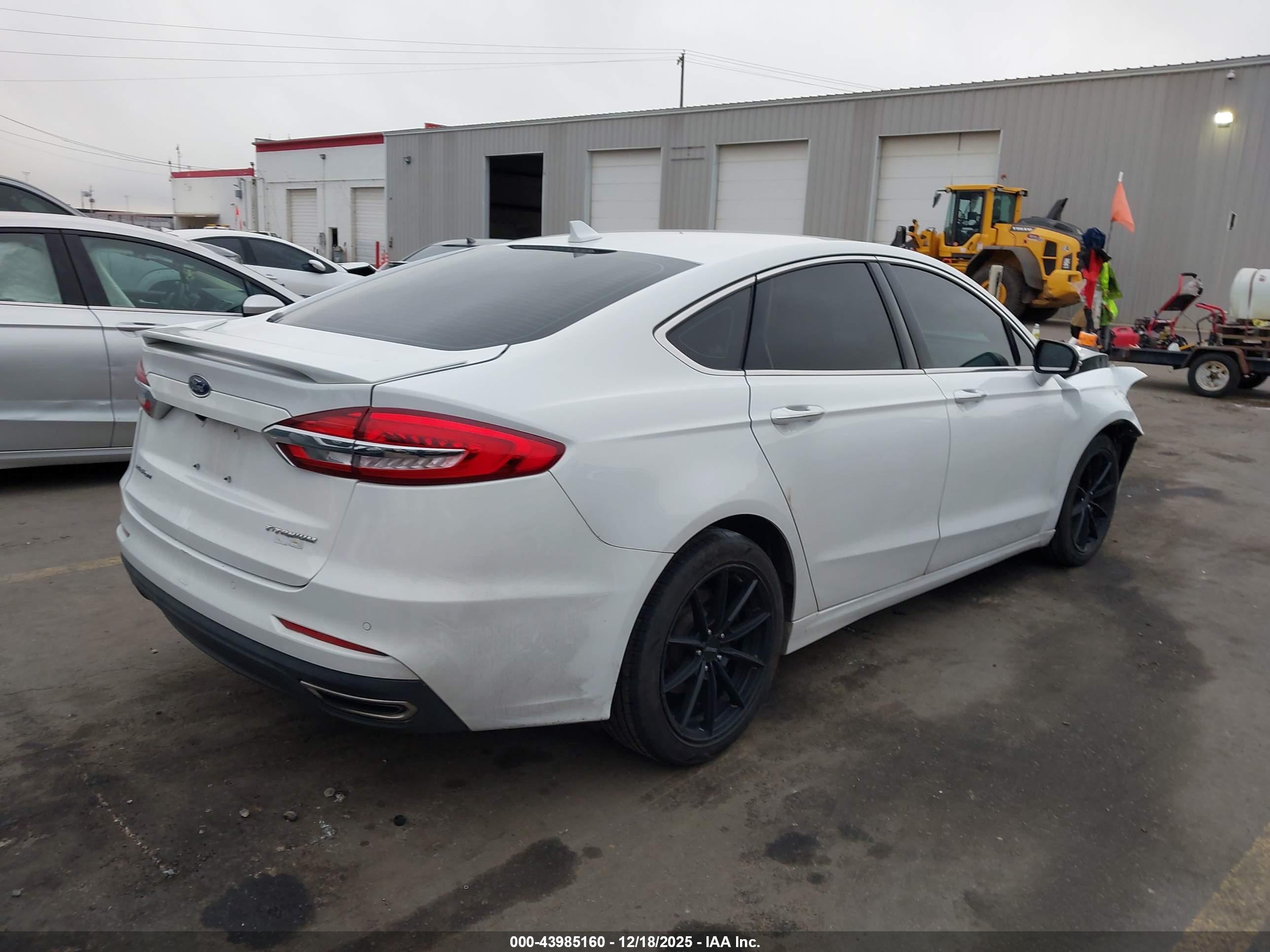 FORD FUSION image 4
