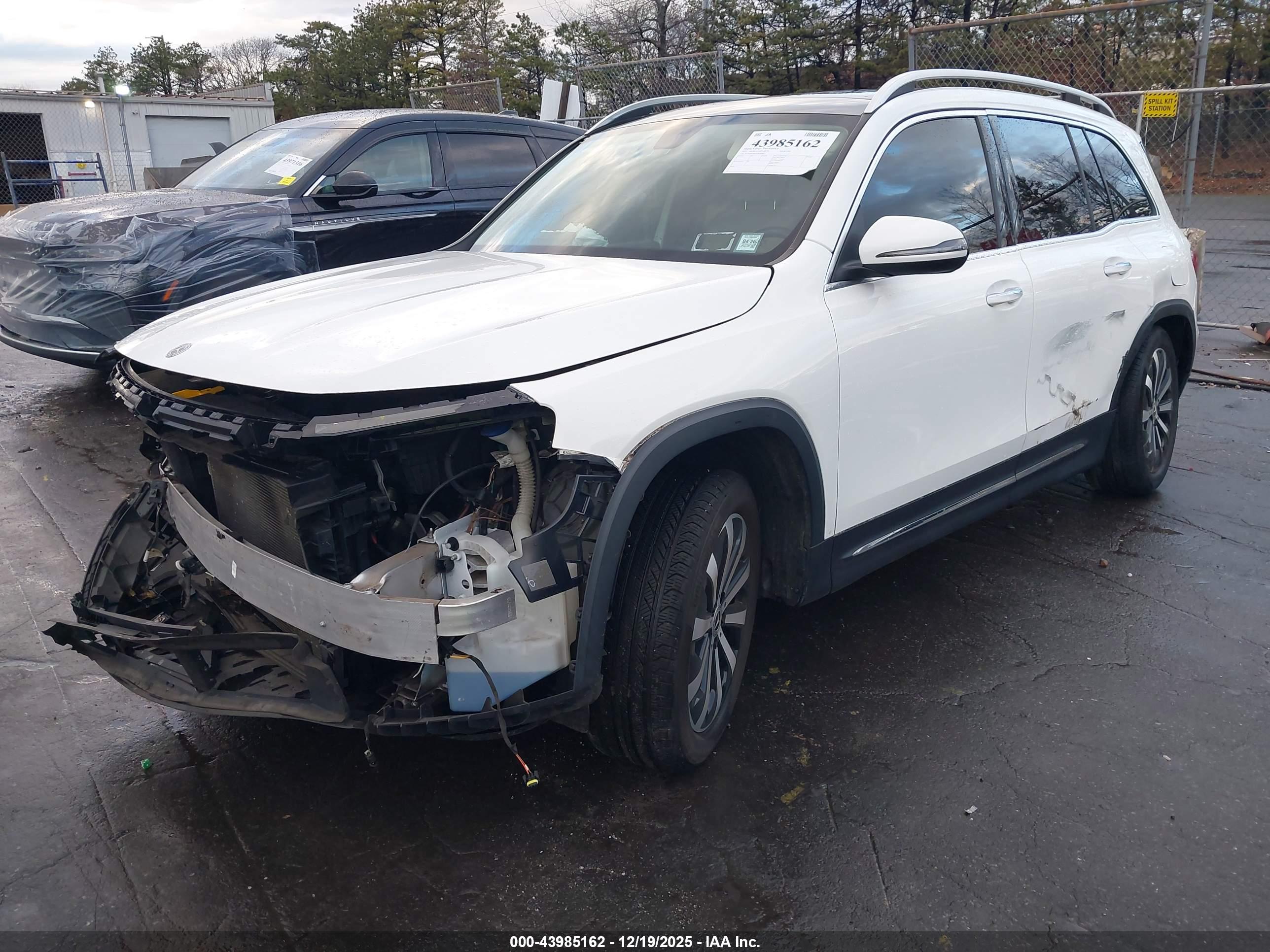 MERCEDES-BENZ GLB image 2