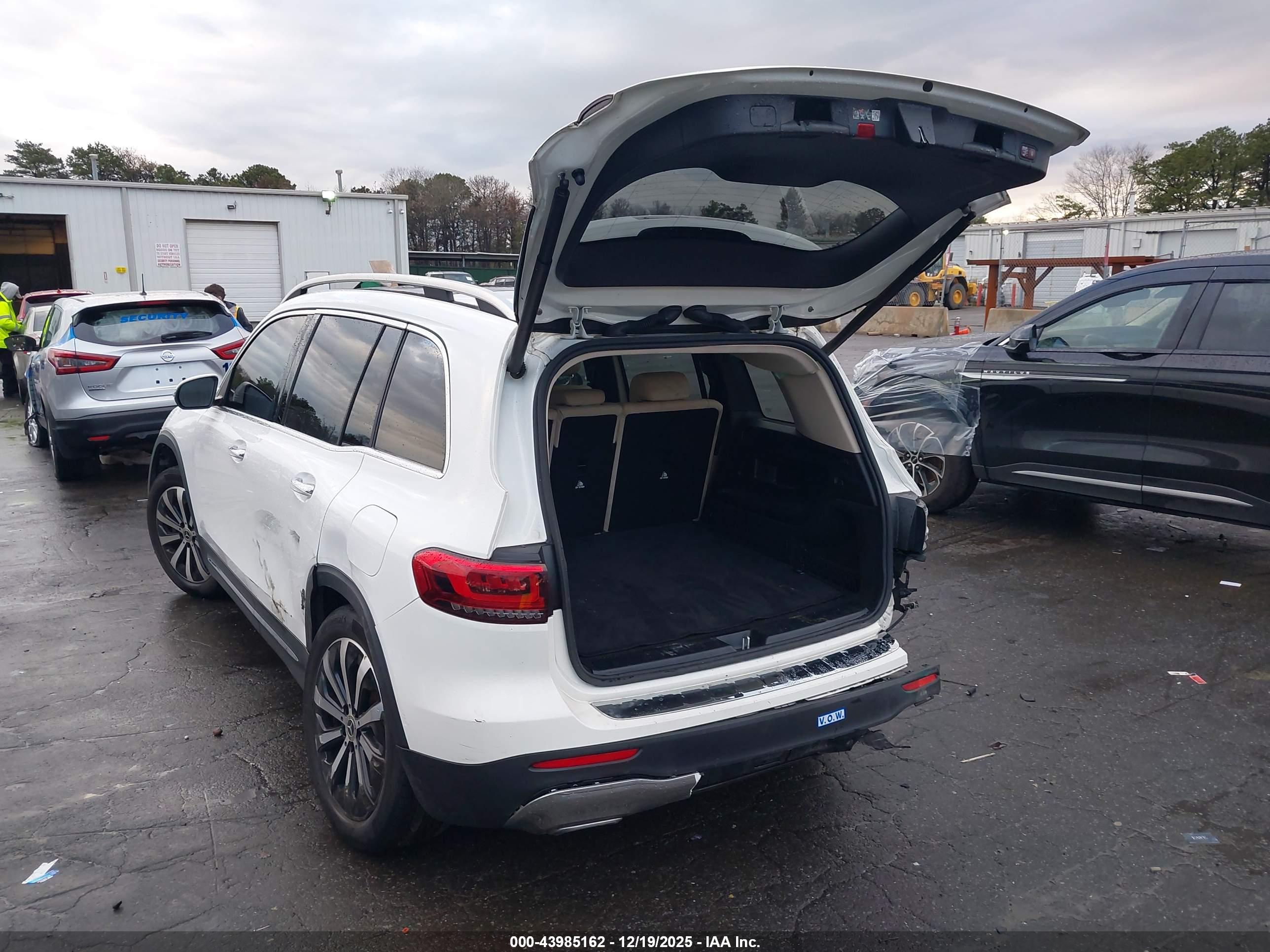 MERCEDES-BENZ GLB image 3