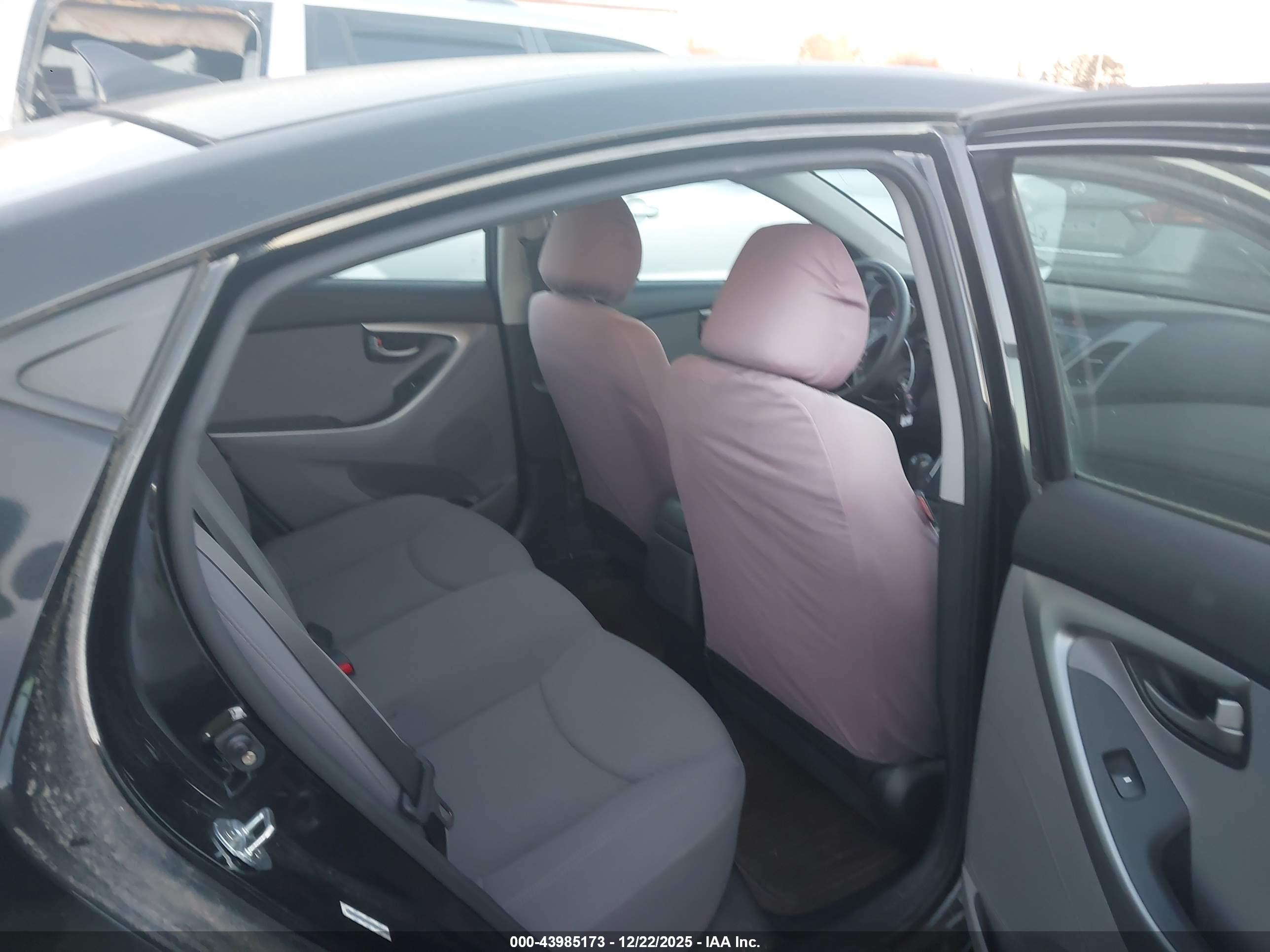 HYUNDAI ELANTRA image 8