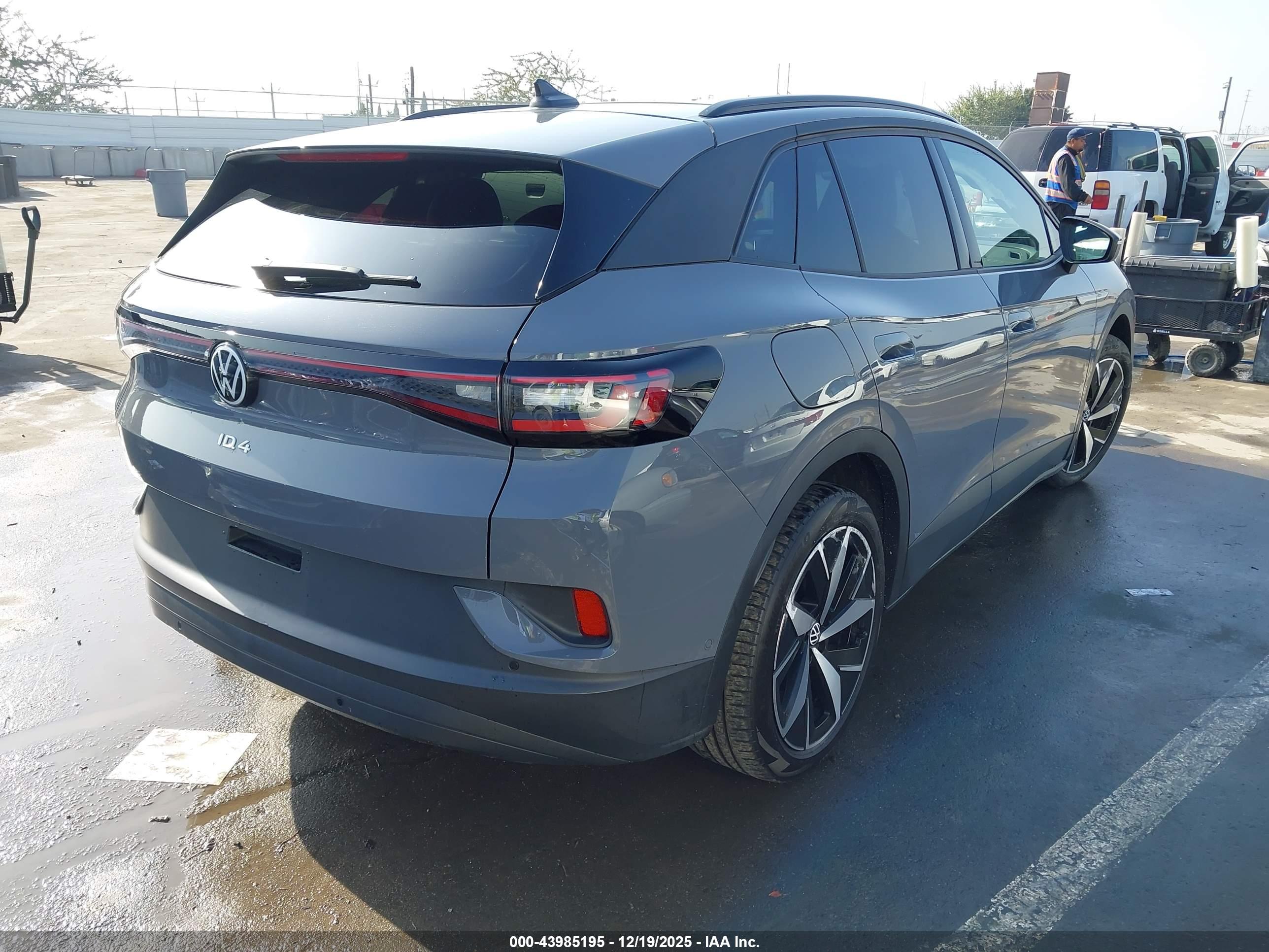 VOLKSWAGEN ID.4 image 4