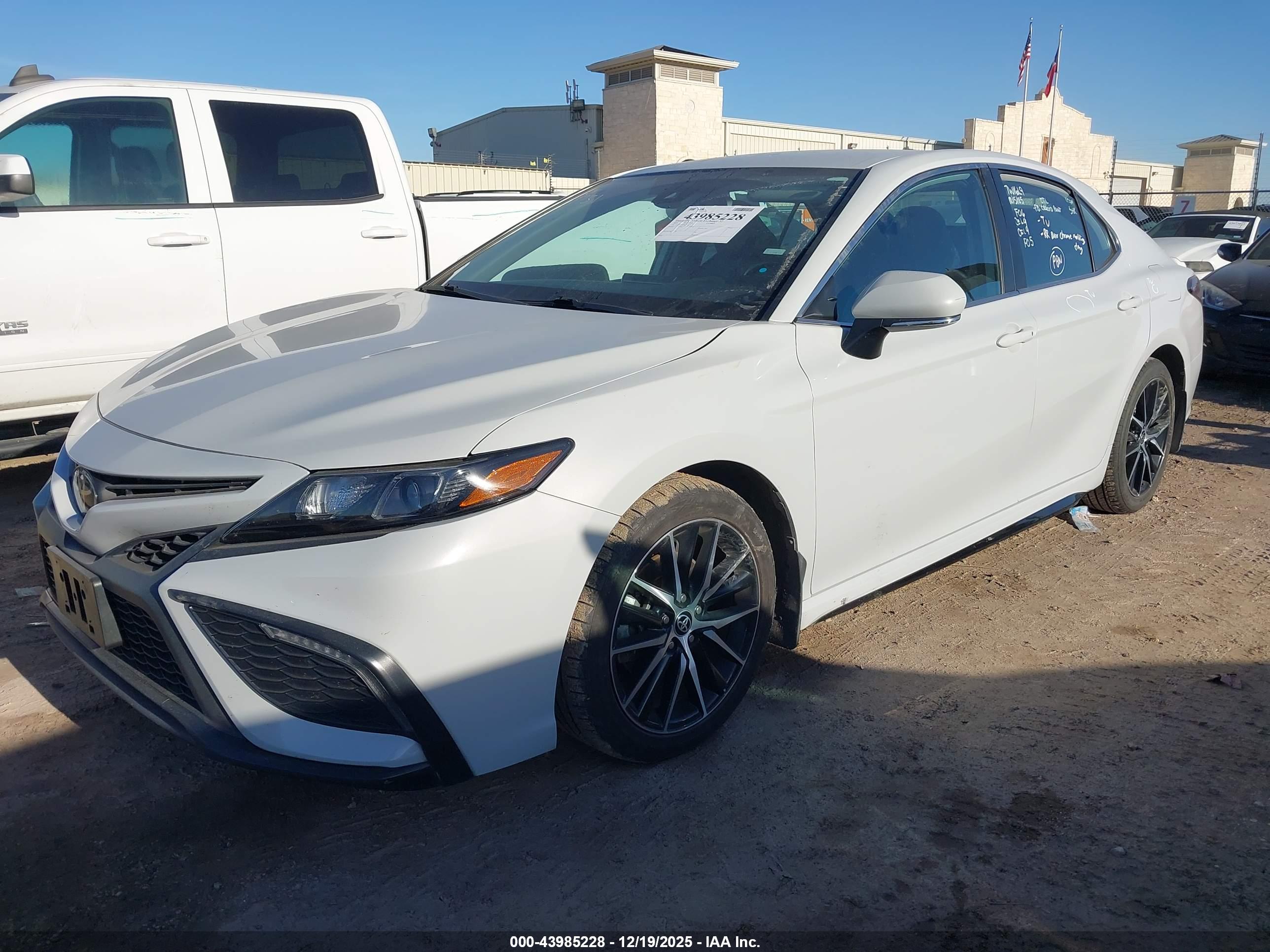 TOYOTA CAMRY image 2