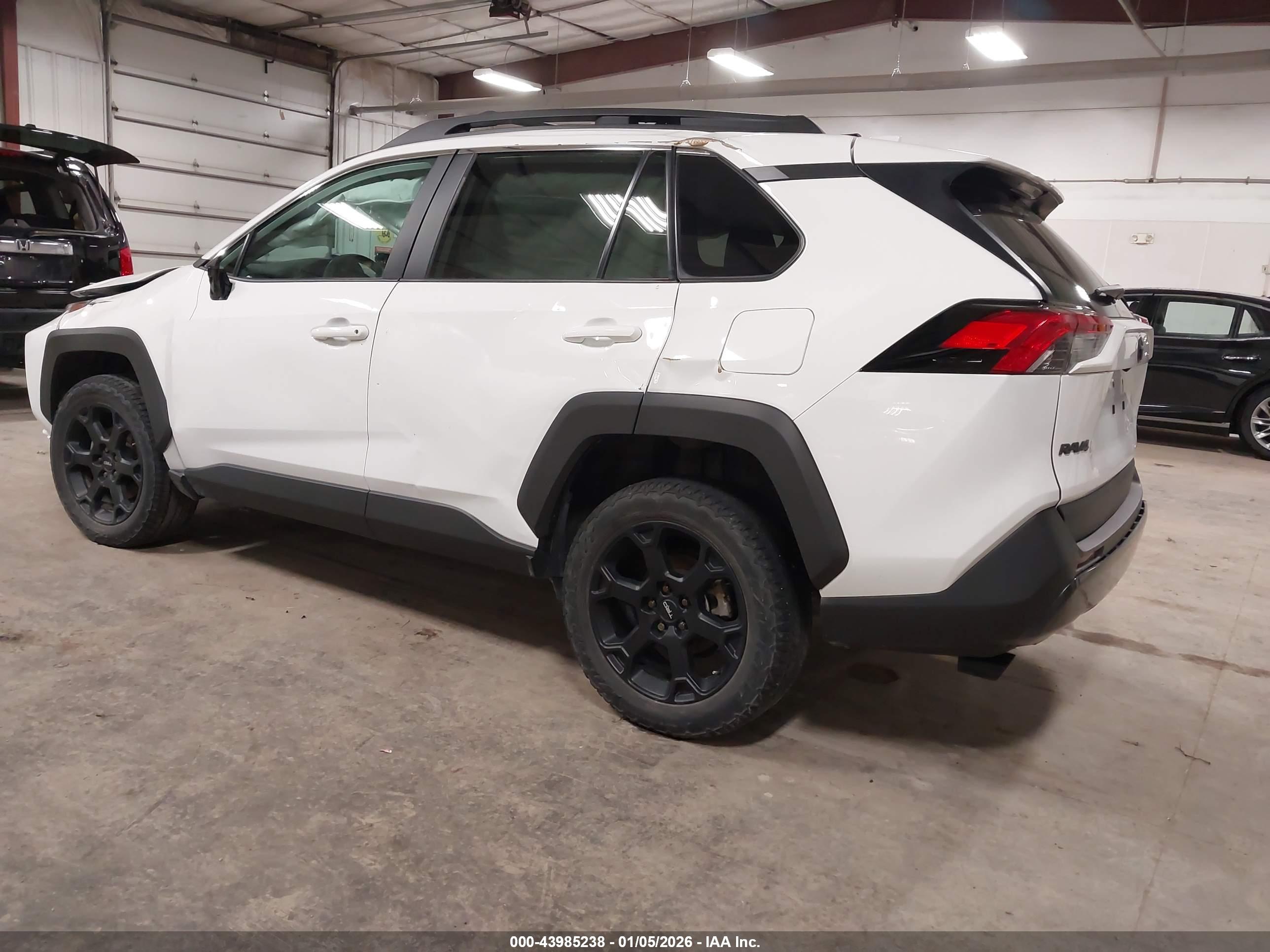 TOYOTA RAV4 image 3