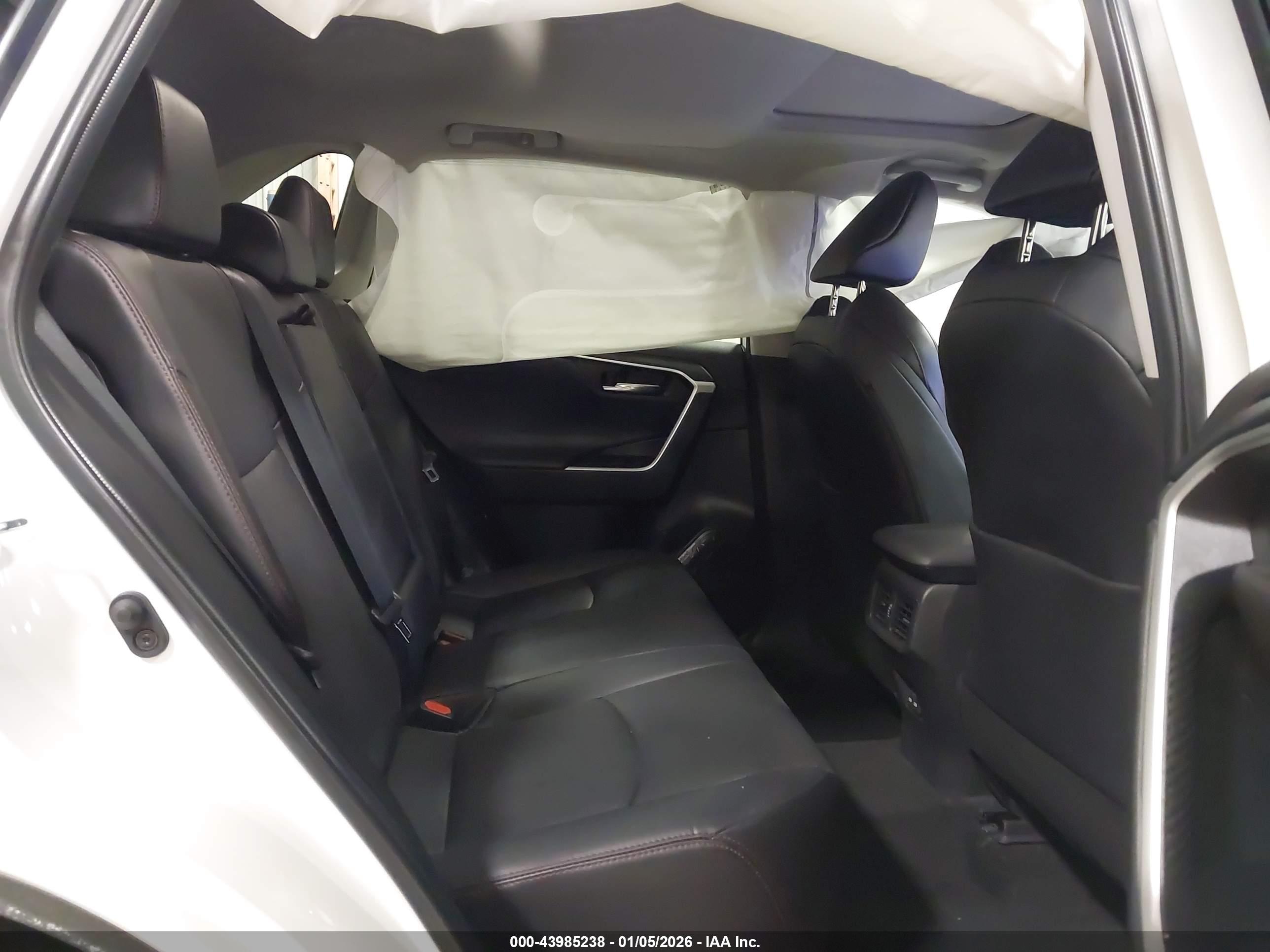 TOYOTA RAV4 image 8