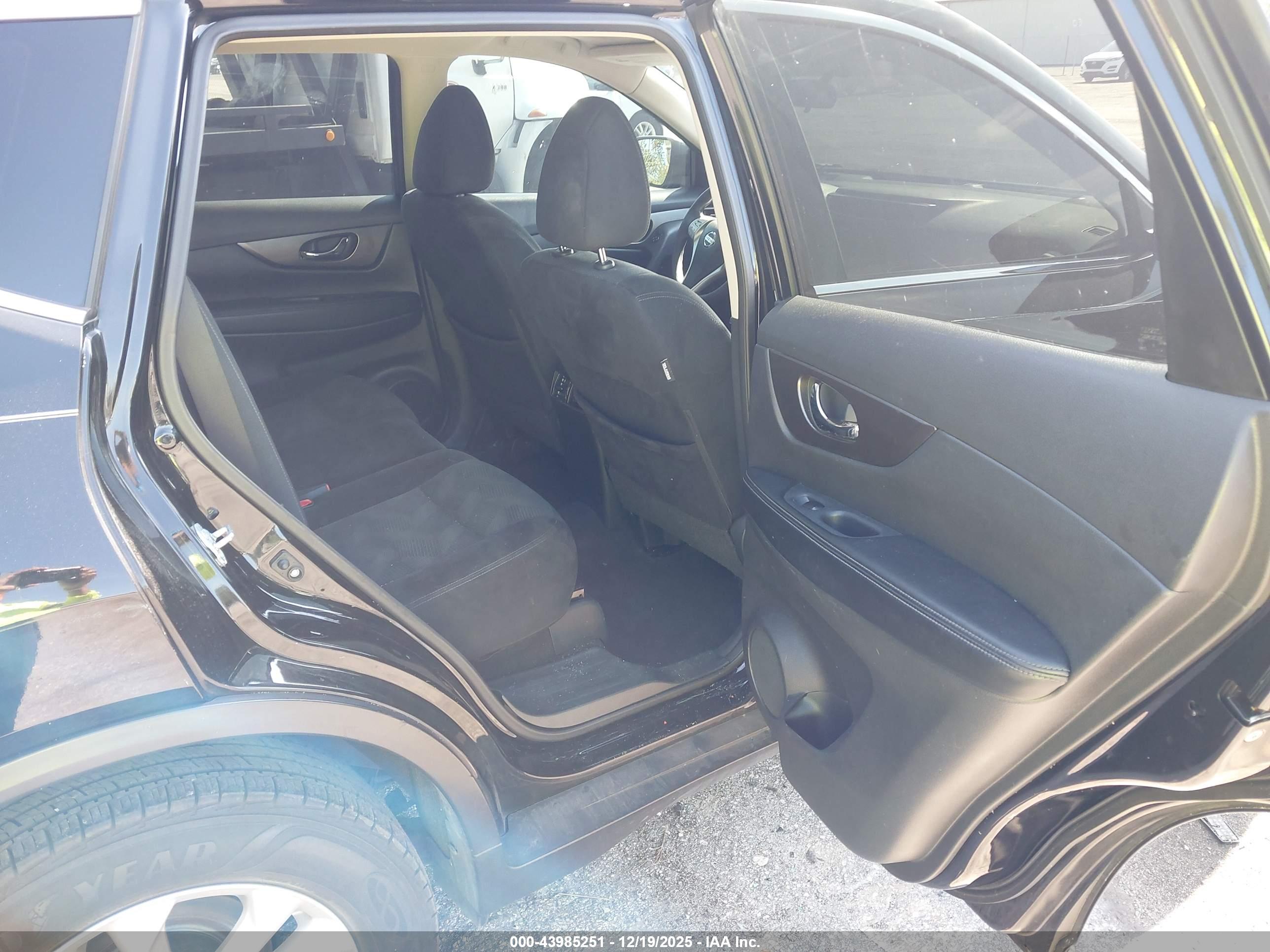 NISSAN ROGUE image 8