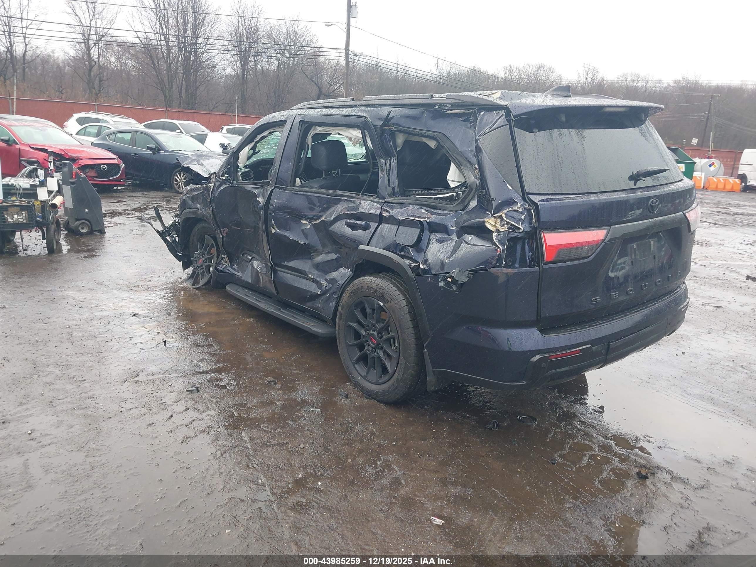 TOYOTA SEQUOIA image 3