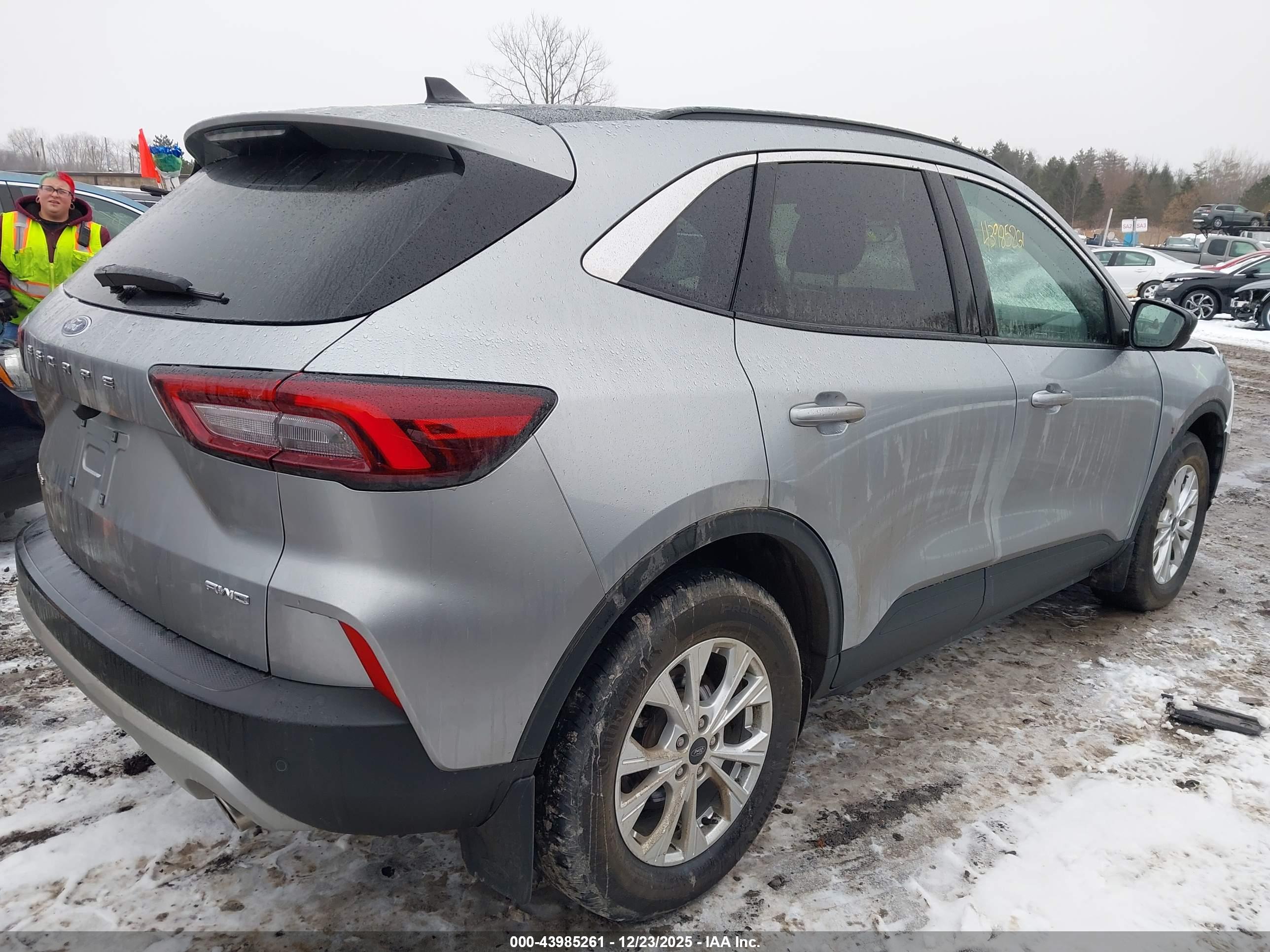 FORD ESCAPE image 4