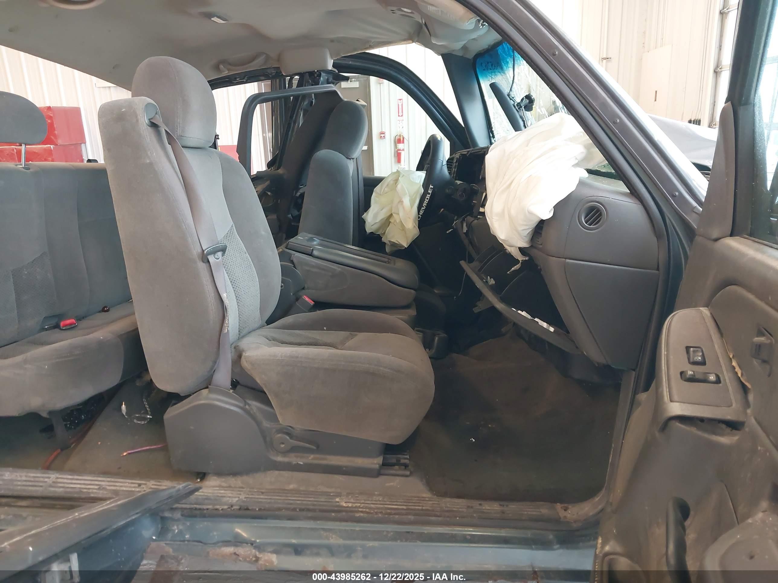 CHEVROLET SILVERADO image 5