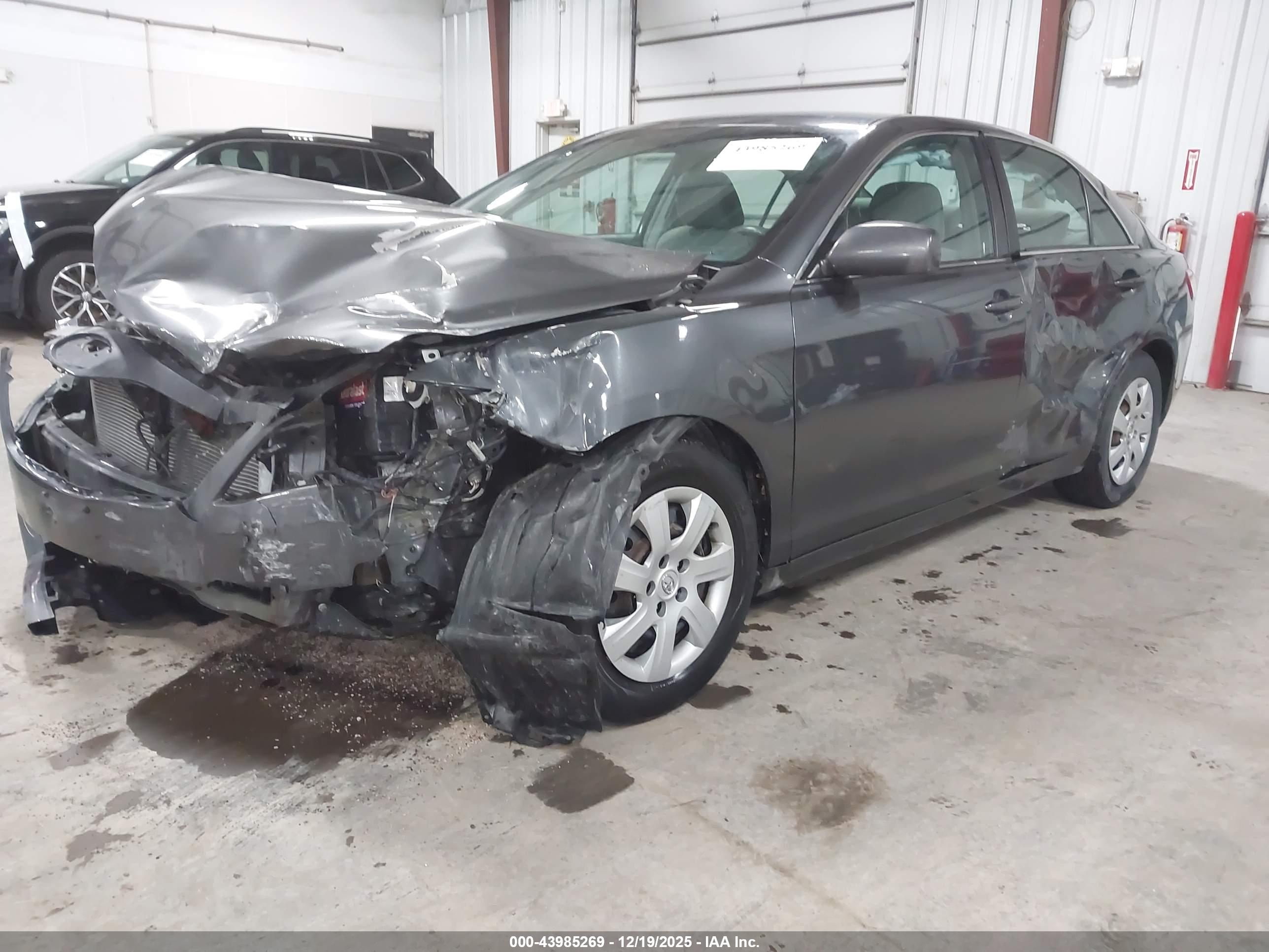 TOYOTA CAMRY image 2