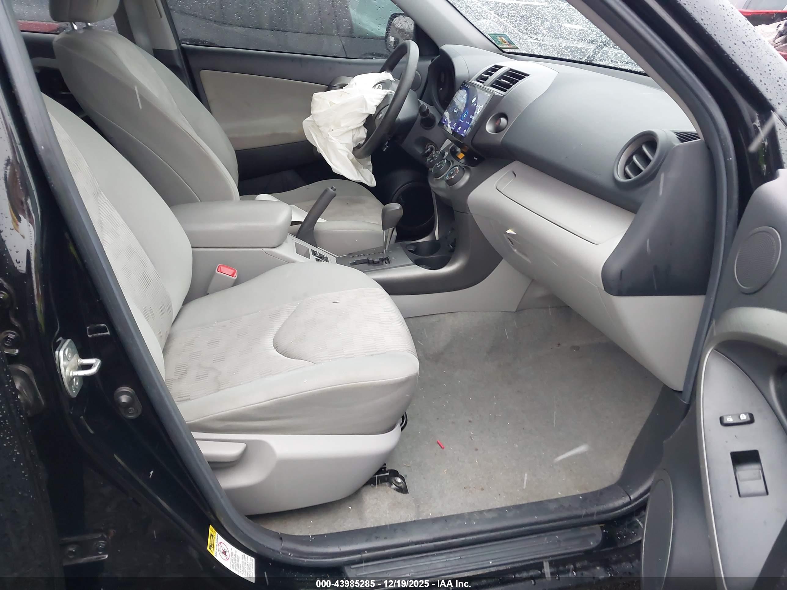 TOYOTA RAV4 image 5
