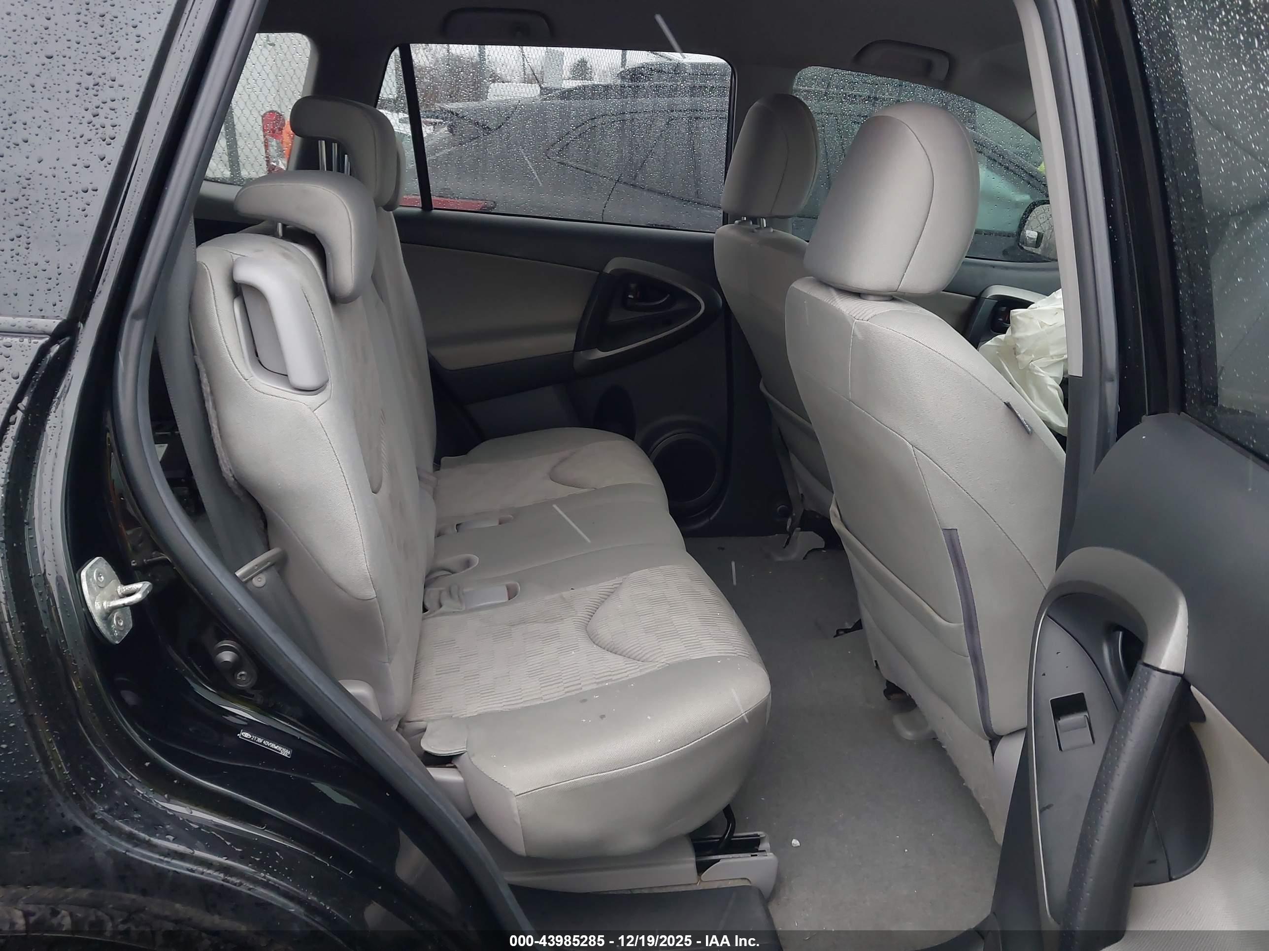 TOYOTA RAV4 image 8