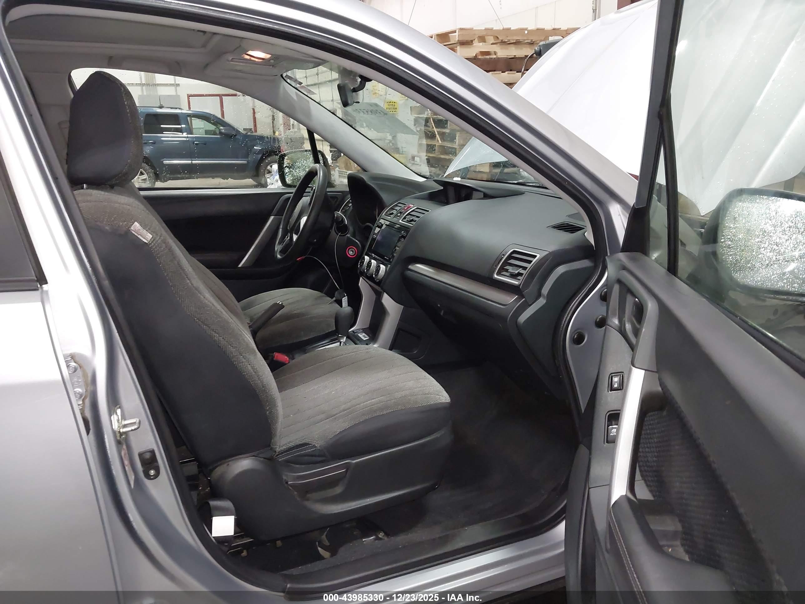 SUBARU FORESTER image 5