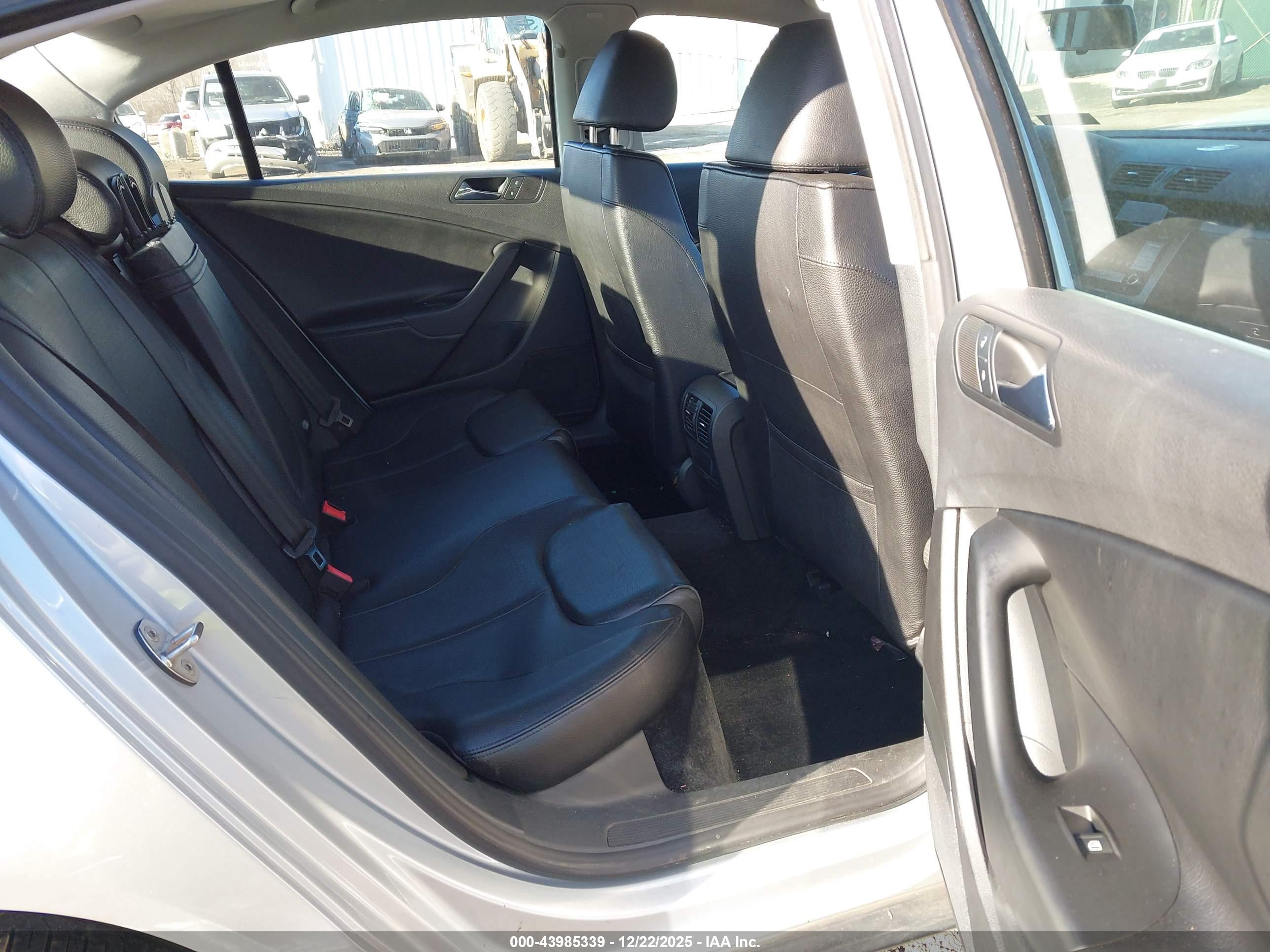 VOLKSWAGEN PASSAT image 8