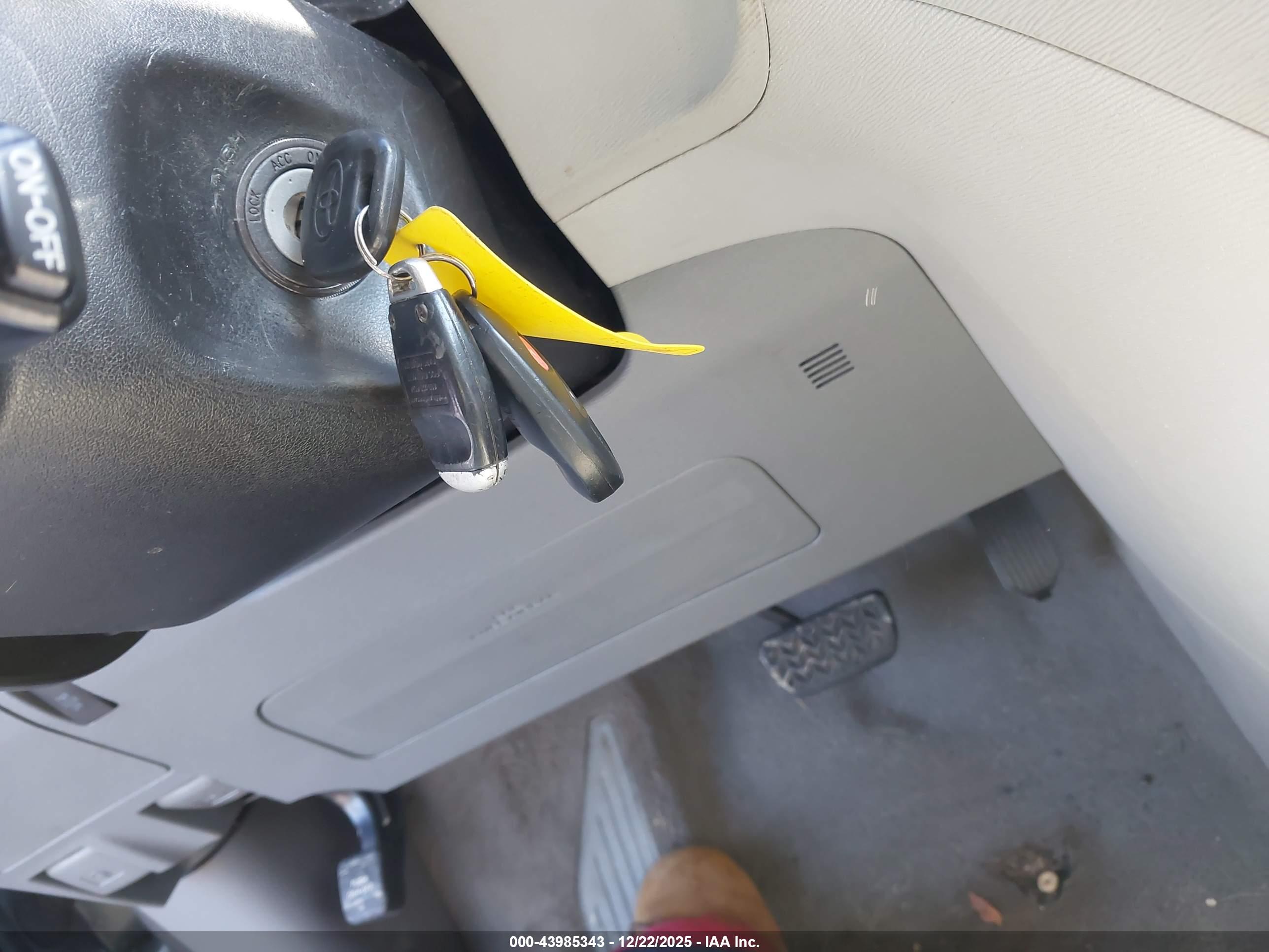 TOYOTA SIENNA image 11