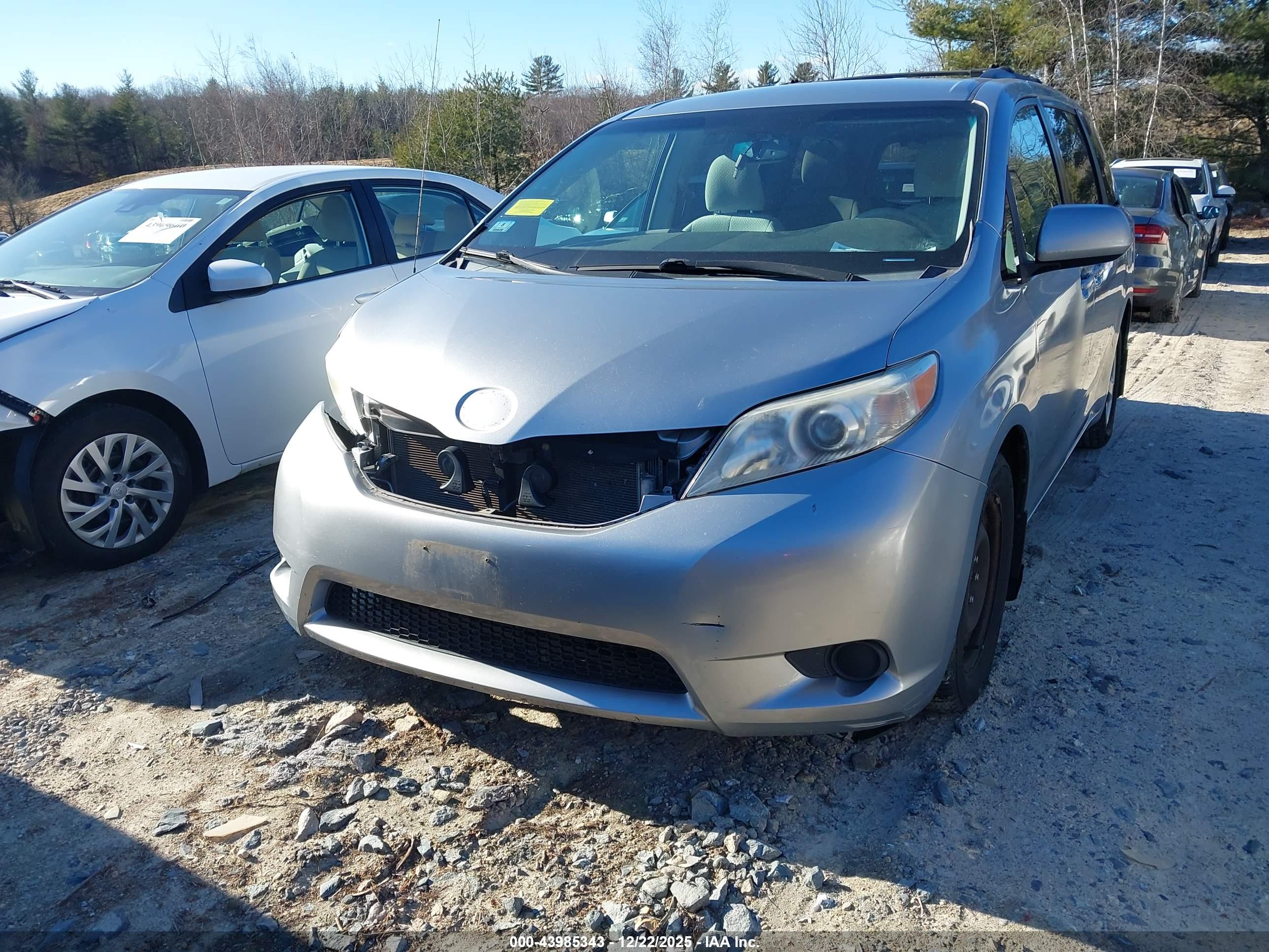 TOYOTA SIENNA image 2