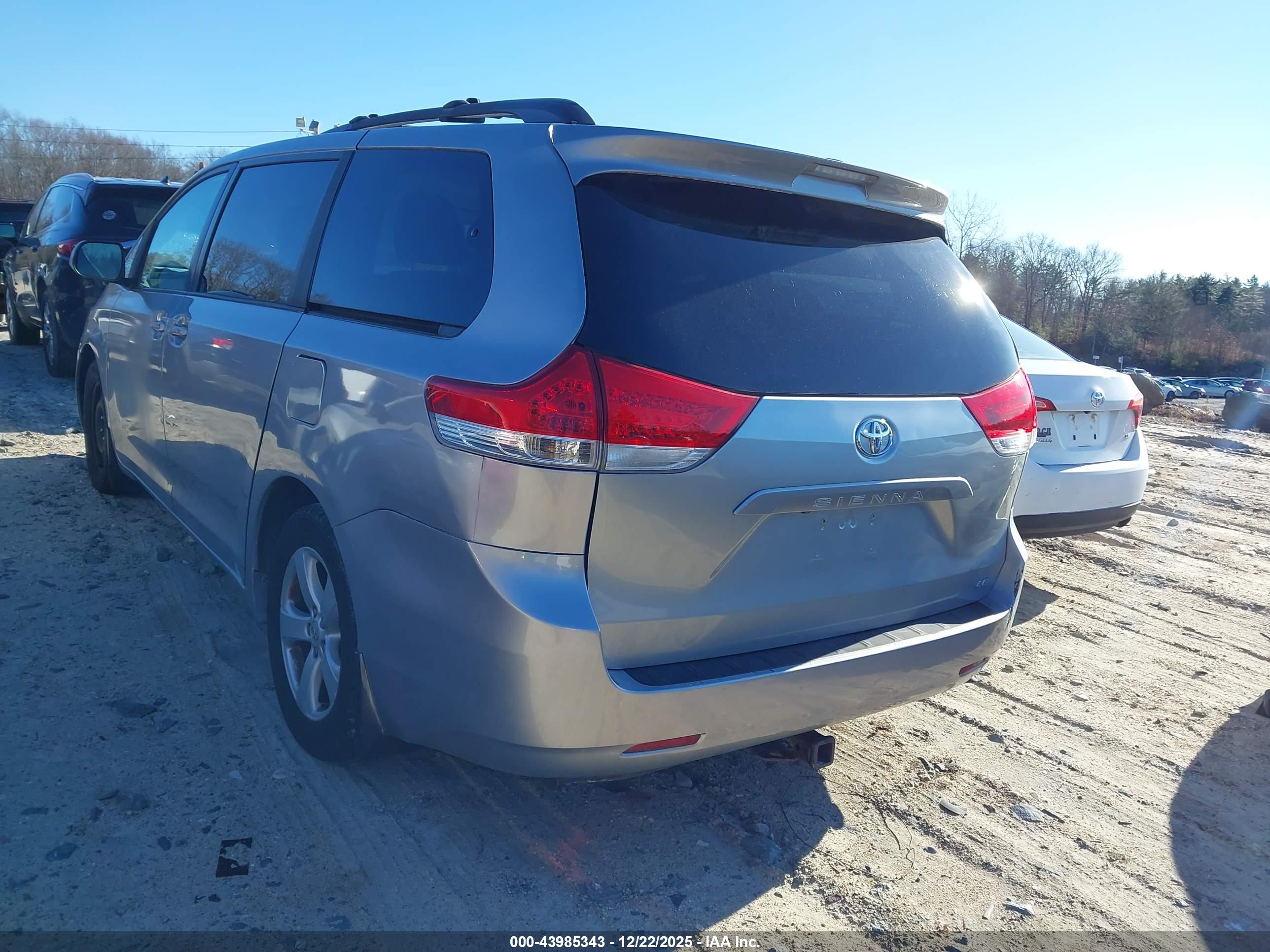 TOYOTA SIENNA image 3