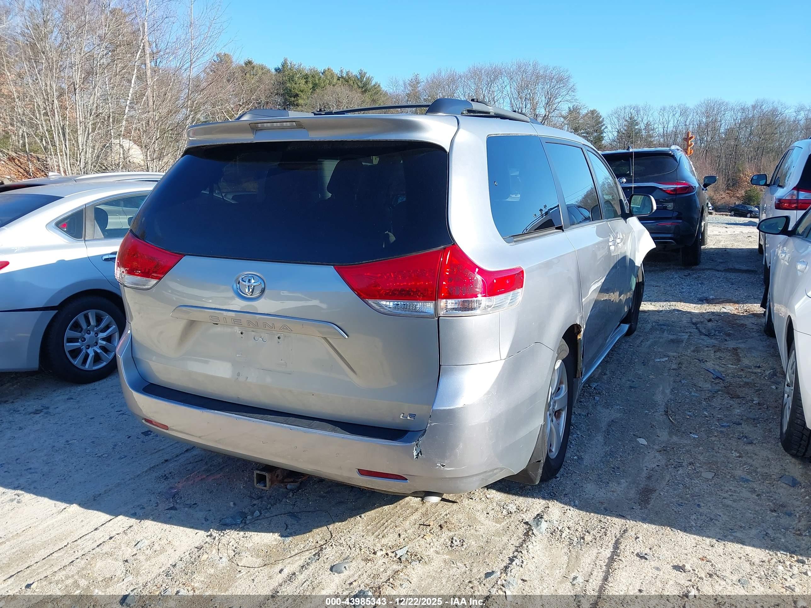 TOYOTA SIENNA image 4