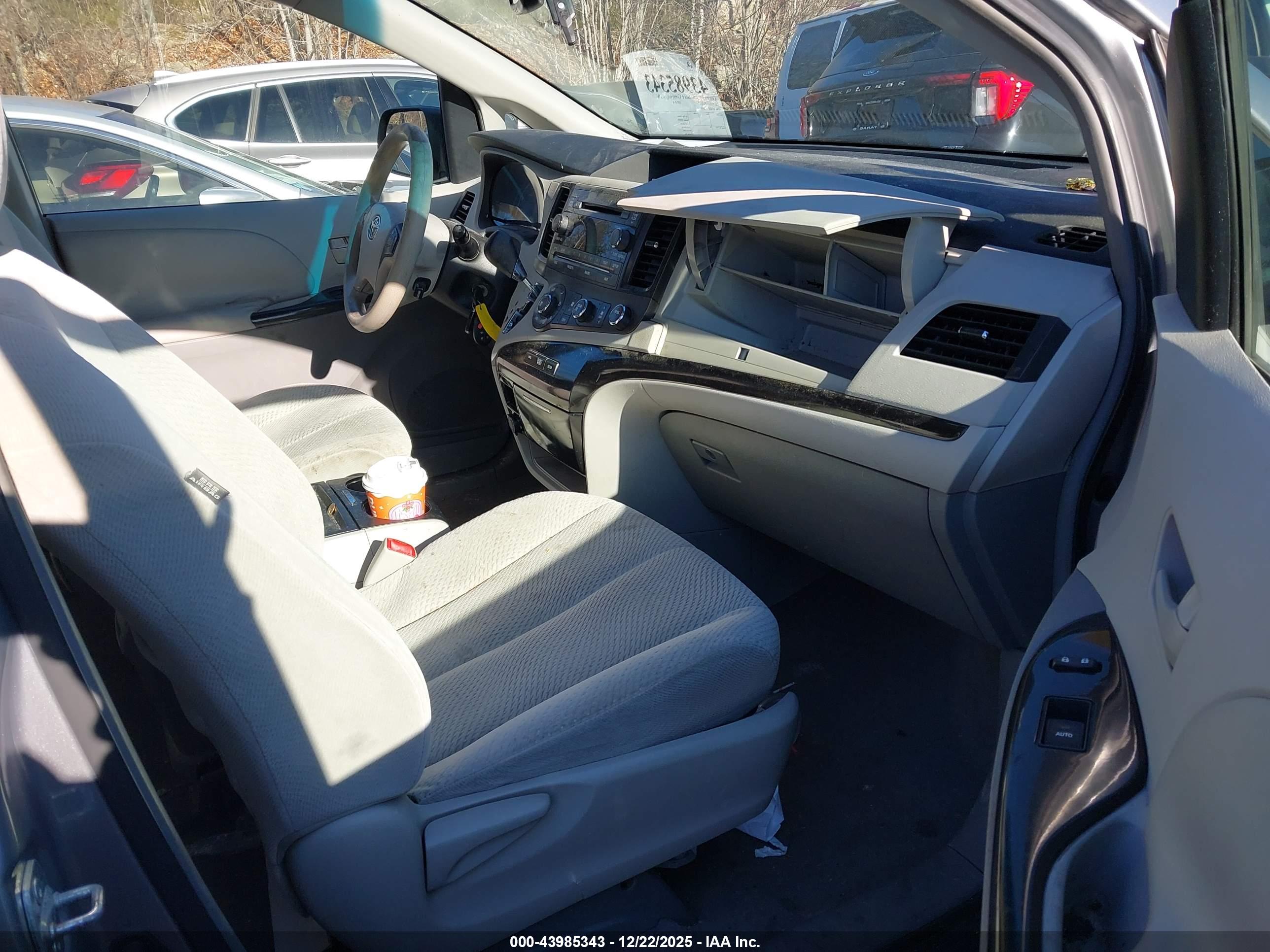 TOYOTA SIENNA image 5