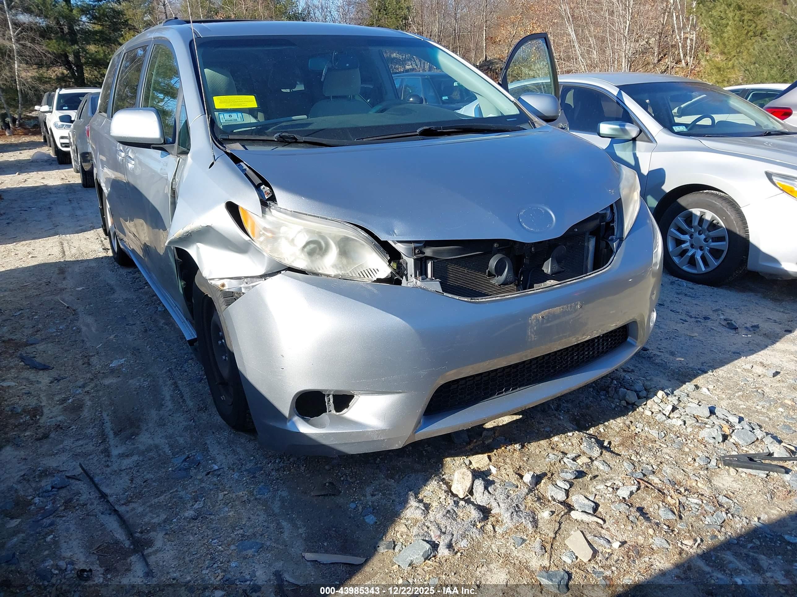 TOYOTA SIENNA image 6