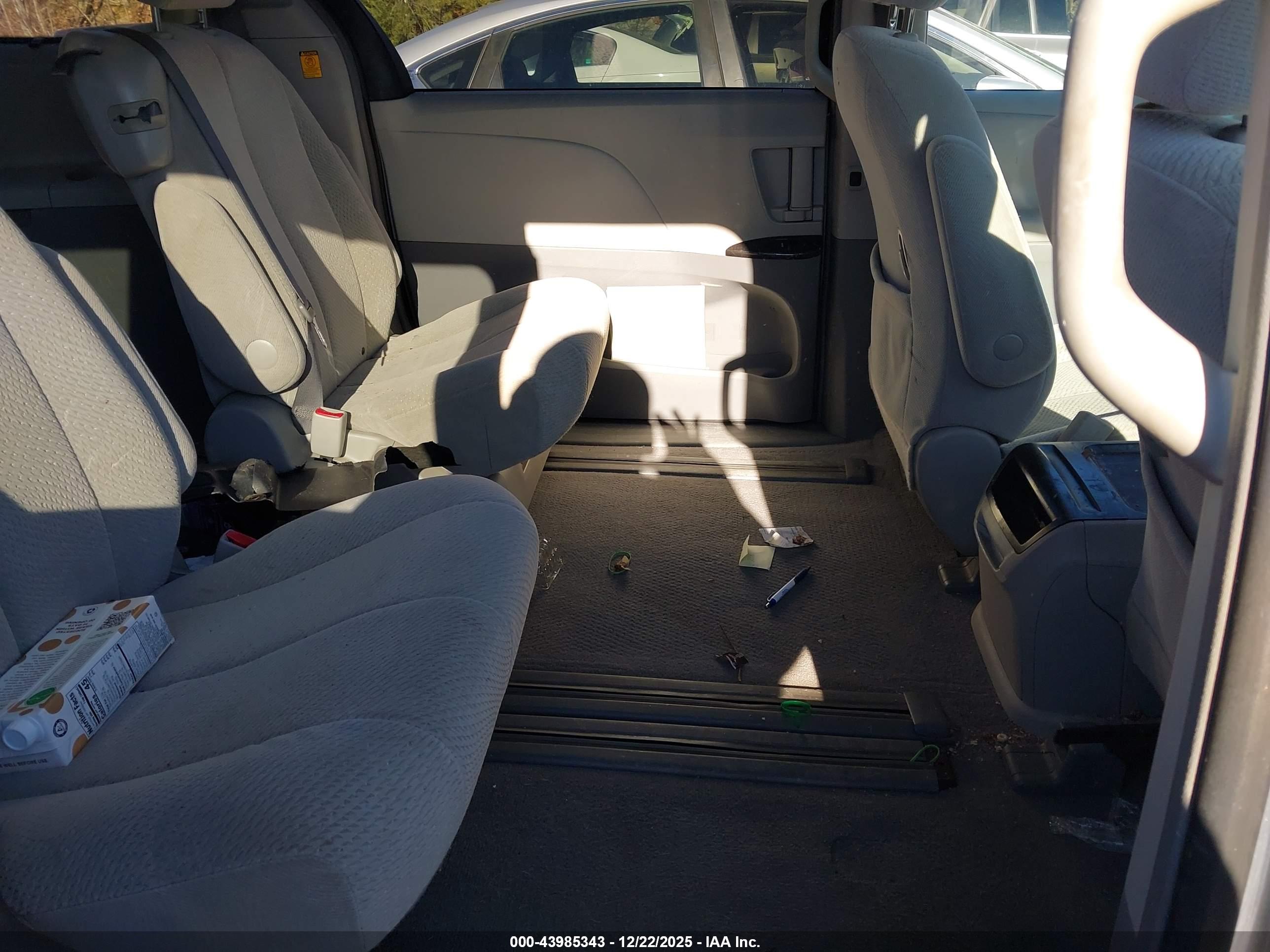 TOYOTA SIENNA image 8