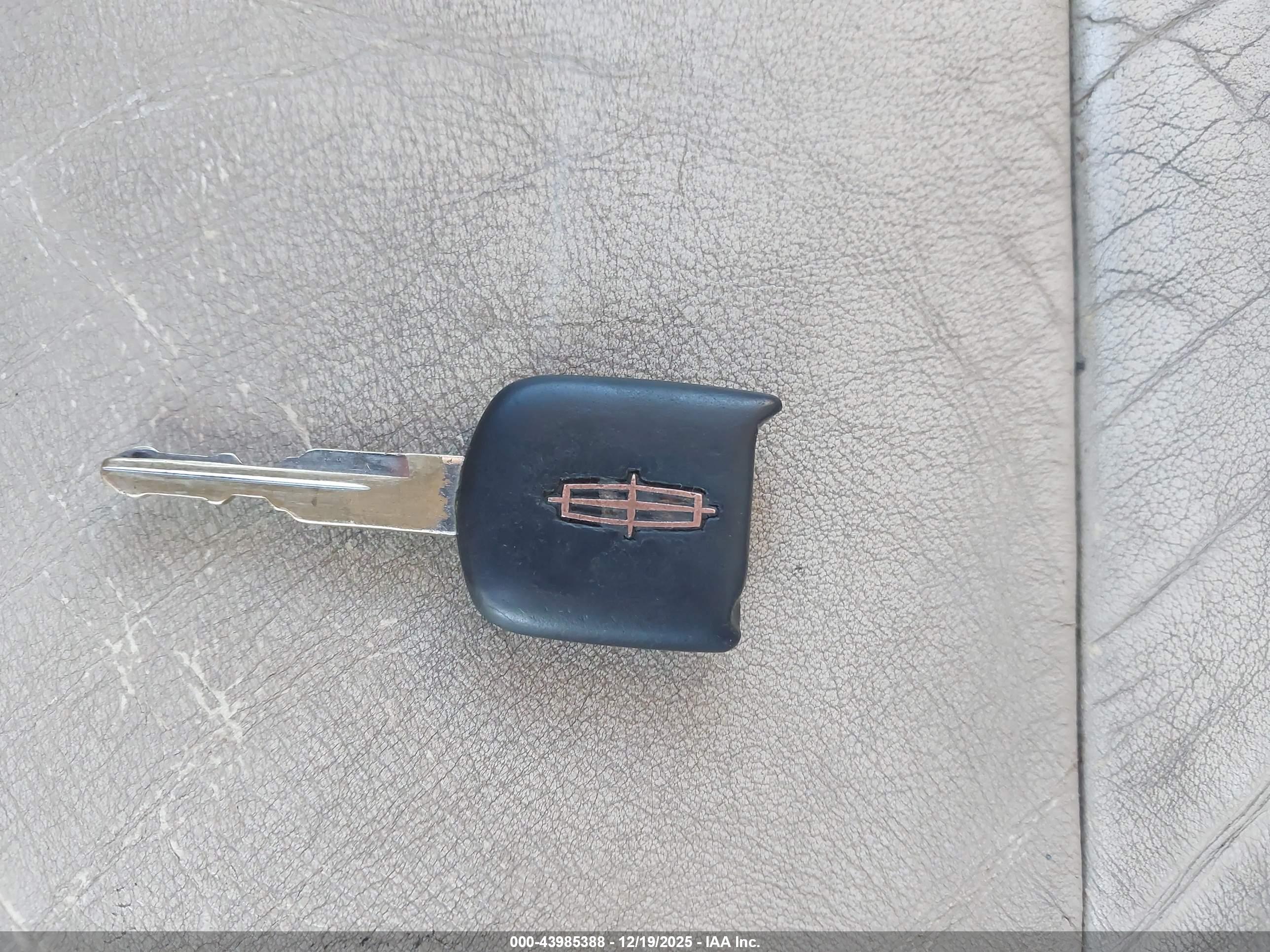 LINCOLN TOWN image 11