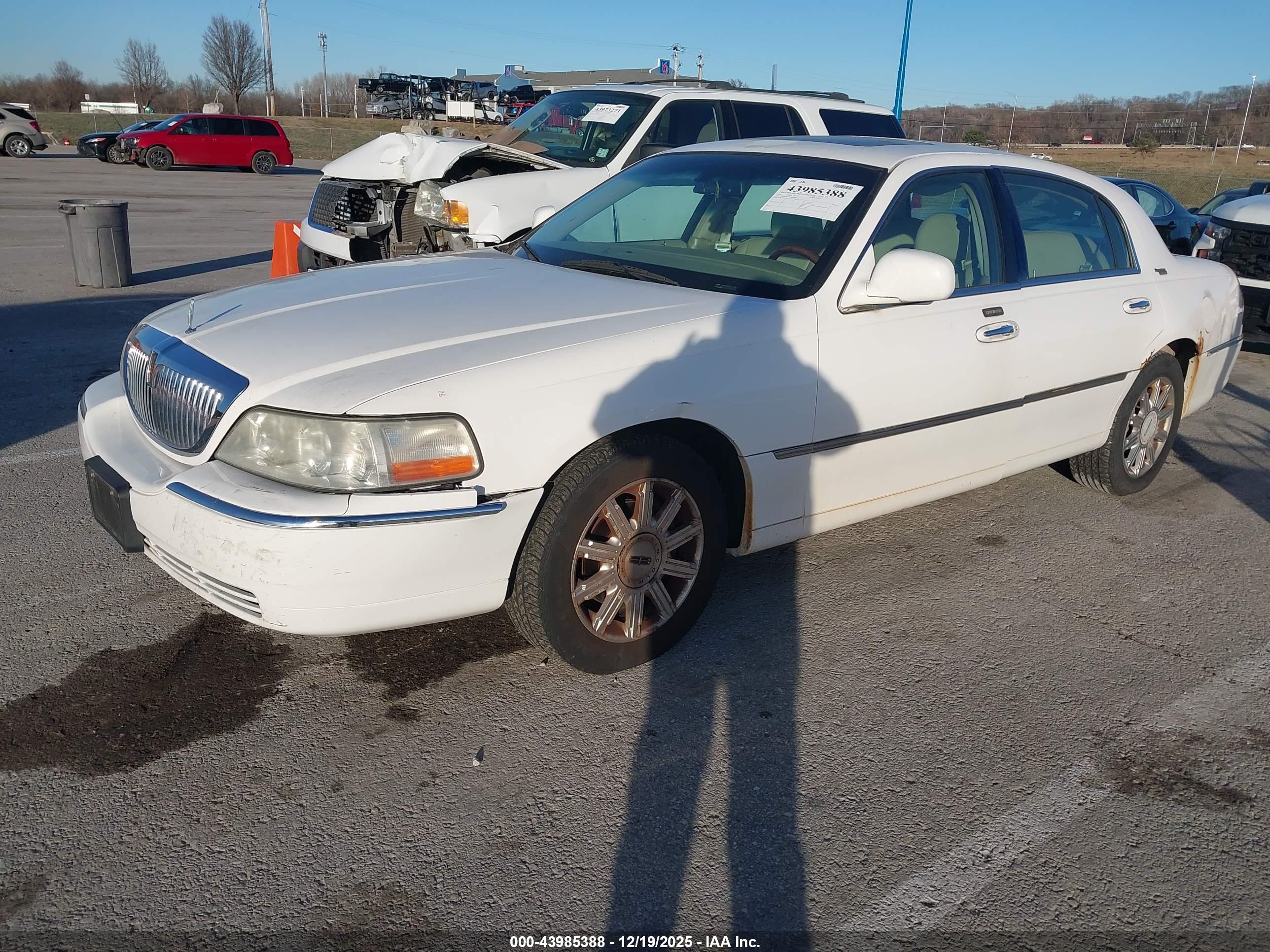 LINCOLN TOWN image 2