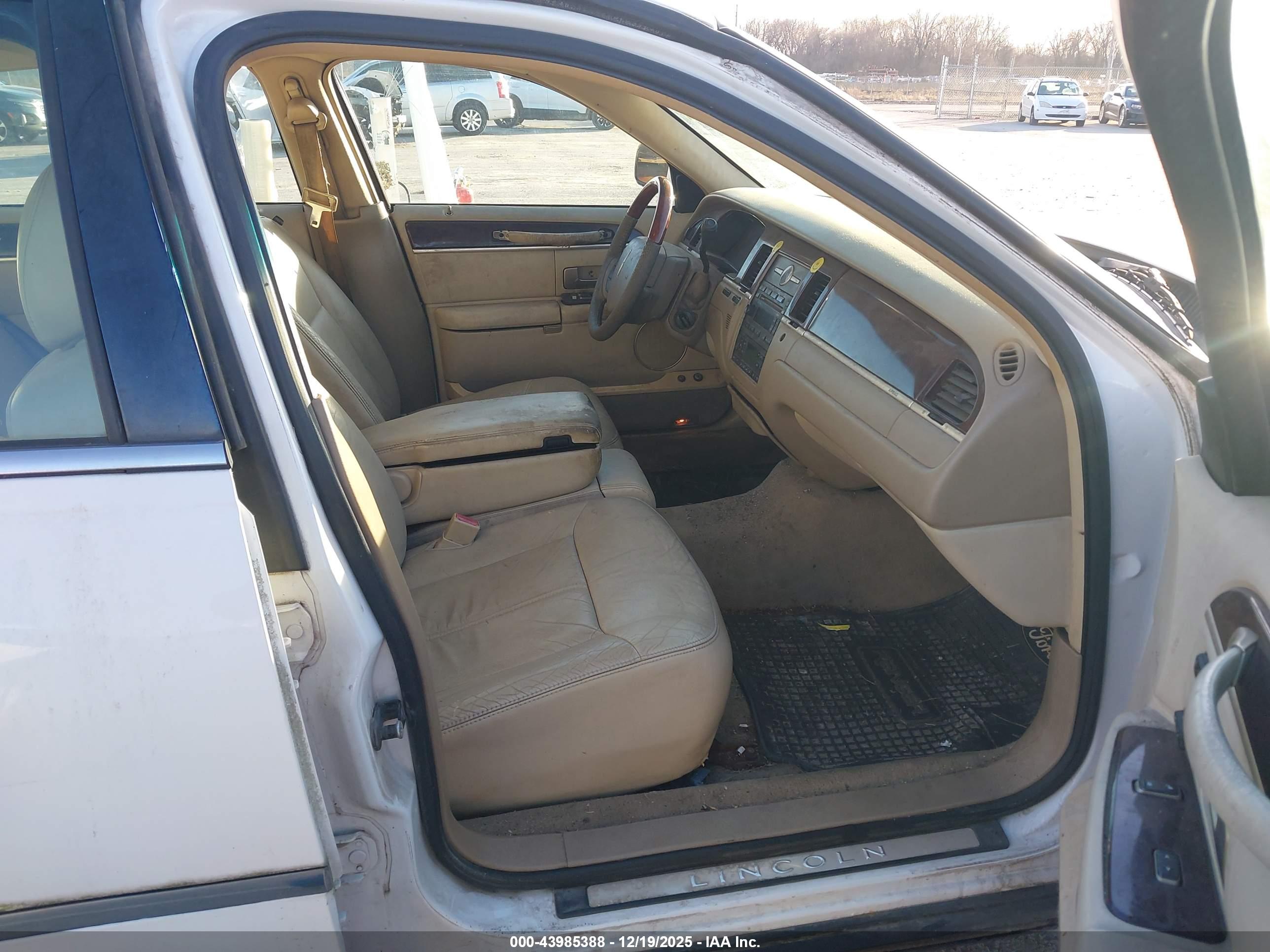 LINCOLN TOWN image 5