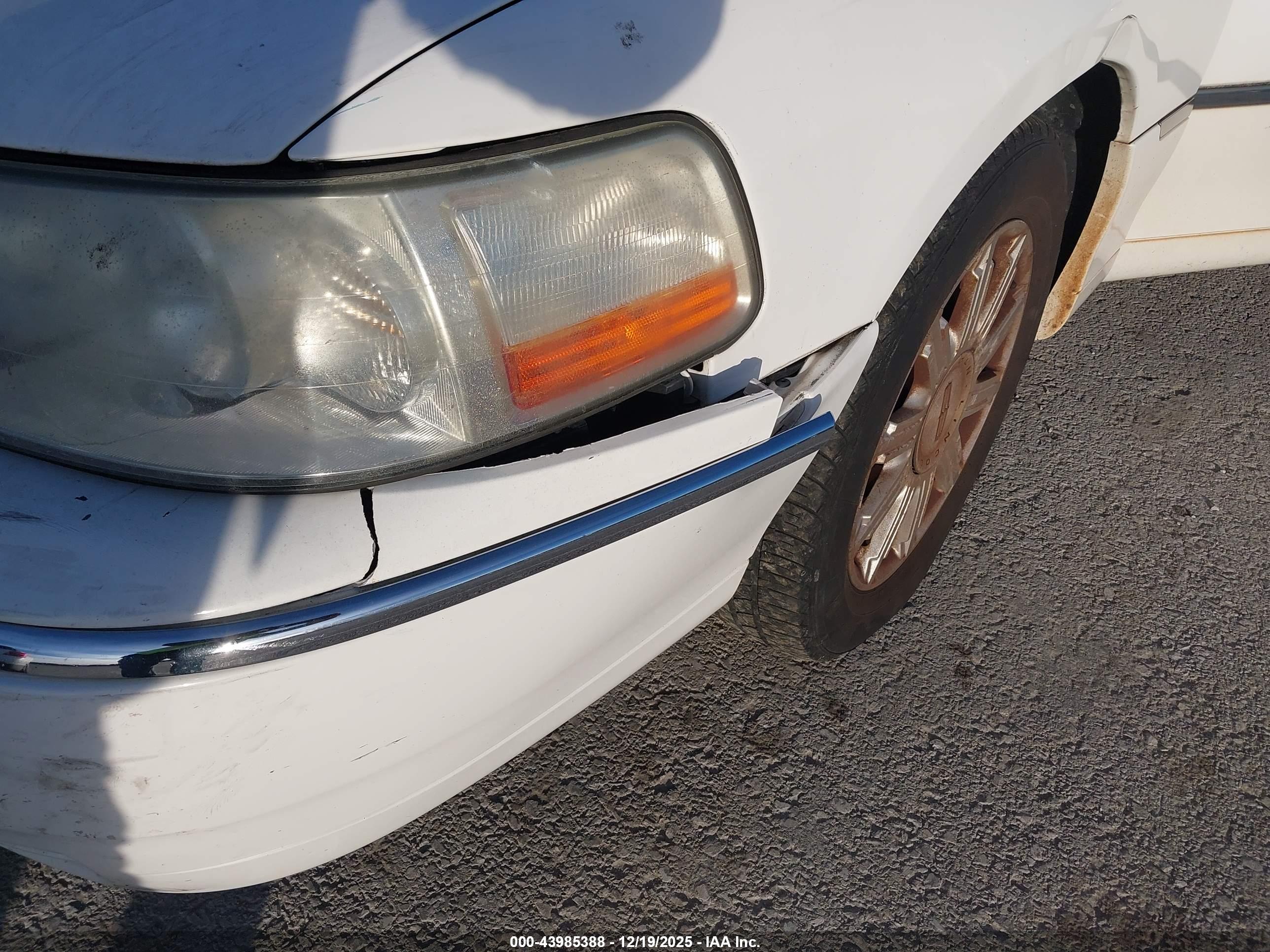 LINCOLN TOWN image 6