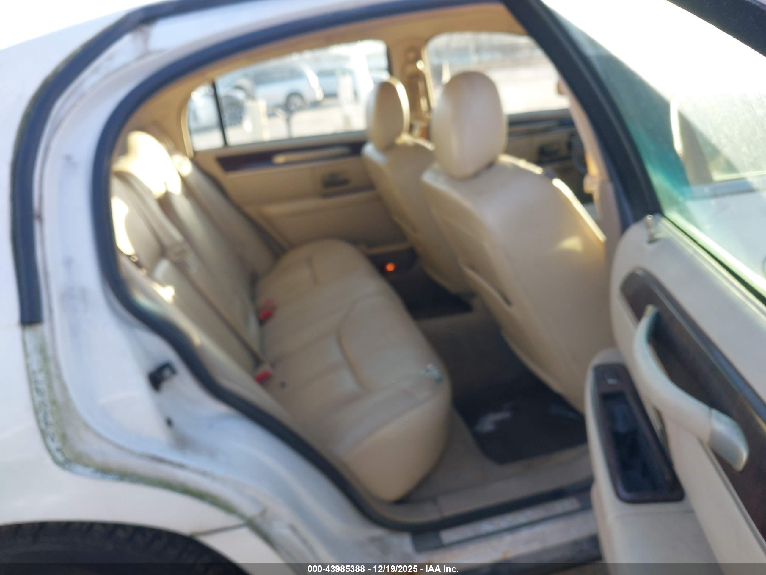 LINCOLN TOWN image 8