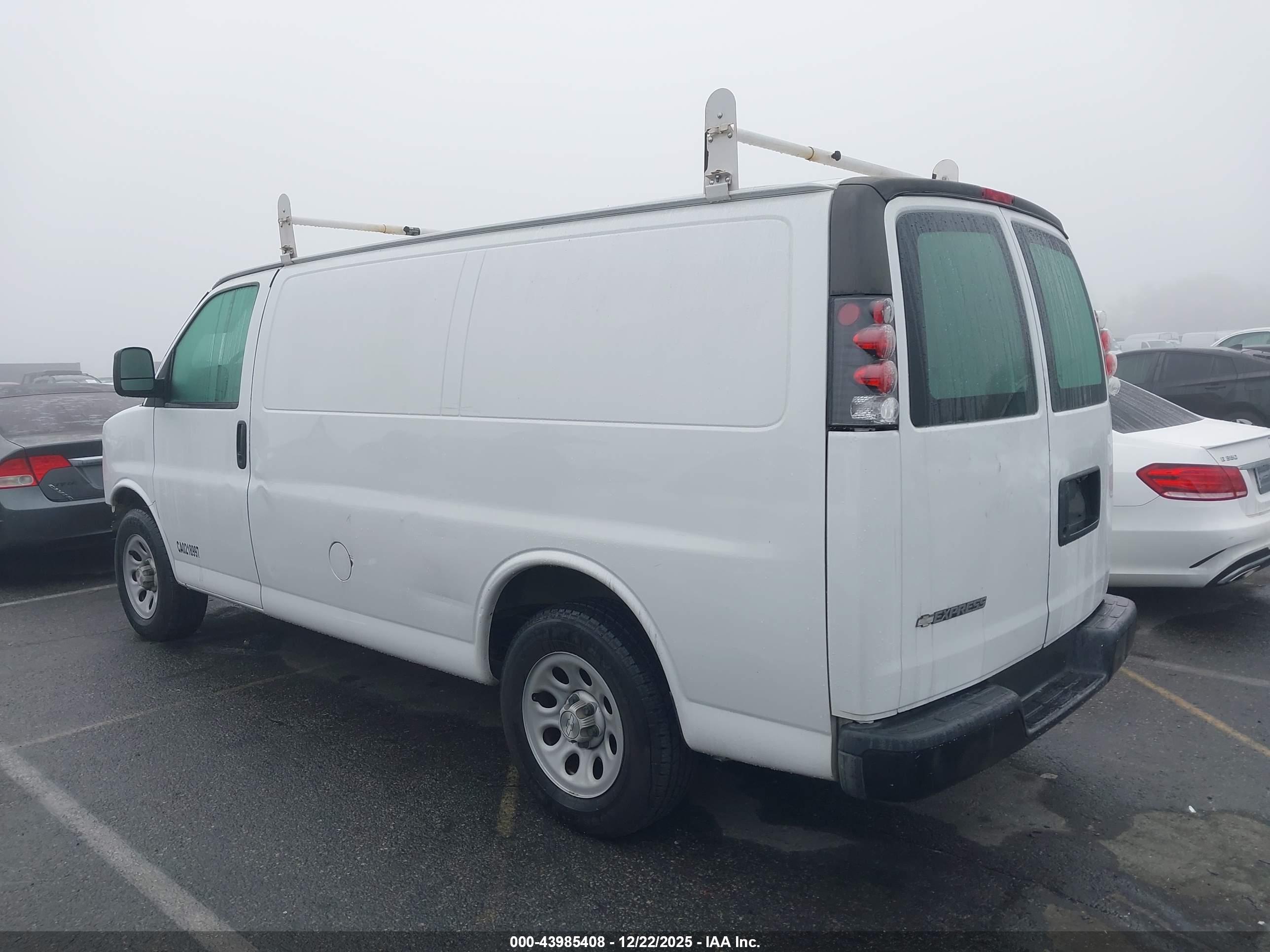 CHEVROLET EXPRESS image 3