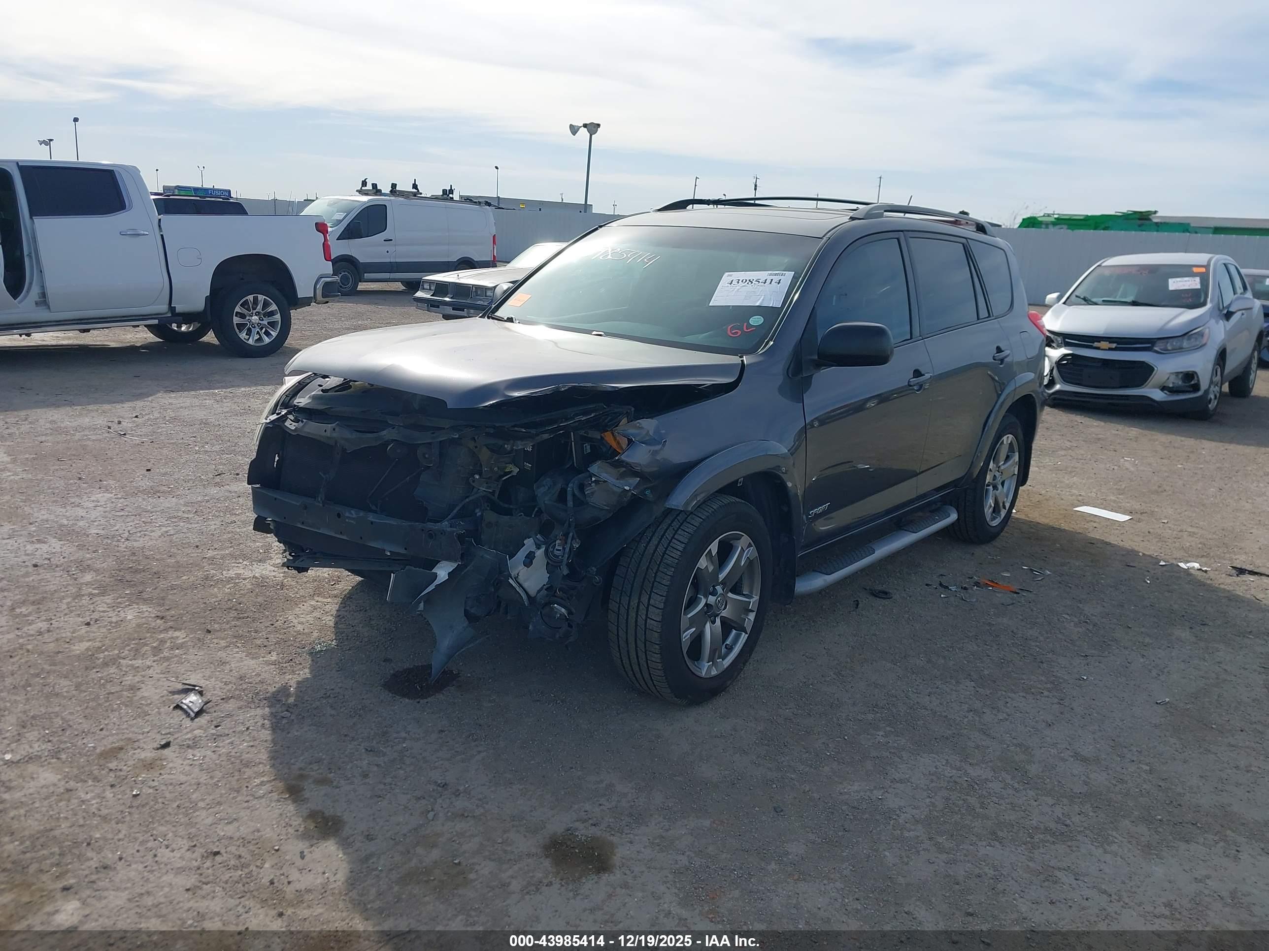 TOYOTA RAV4 image 2