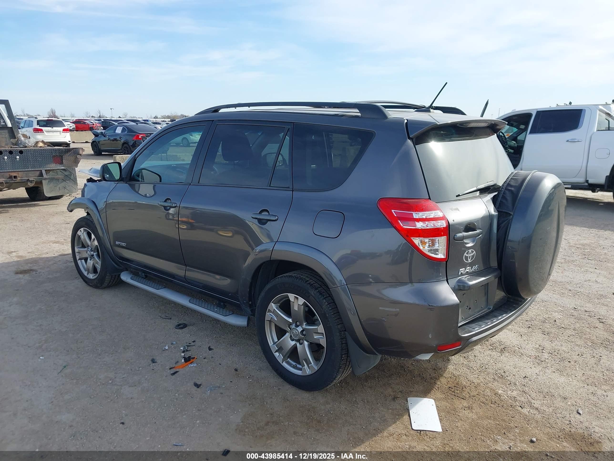 TOYOTA RAV4 image 3