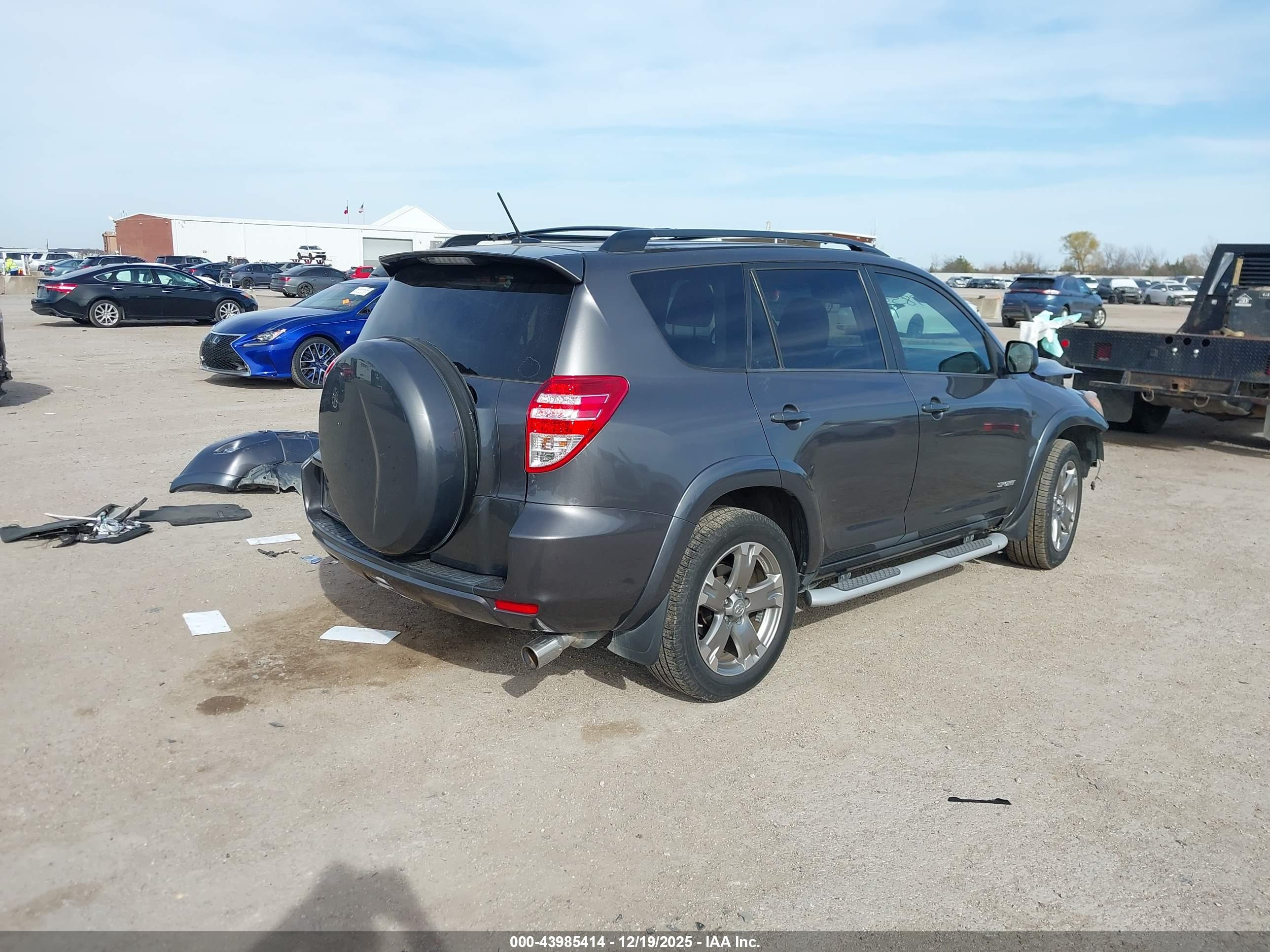 TOYOTA RAV4 image 4