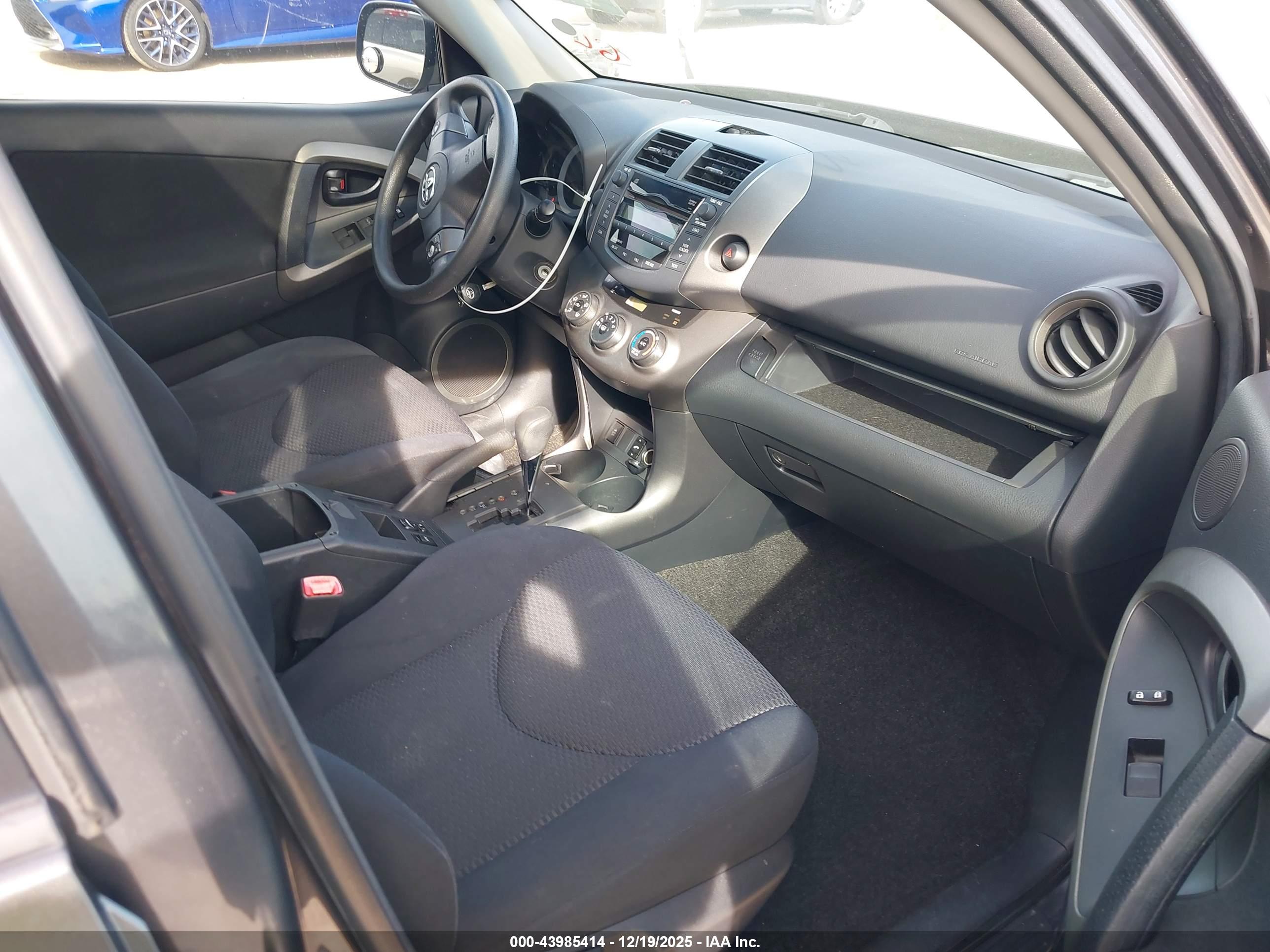 TOYOTA RAV4 image 5