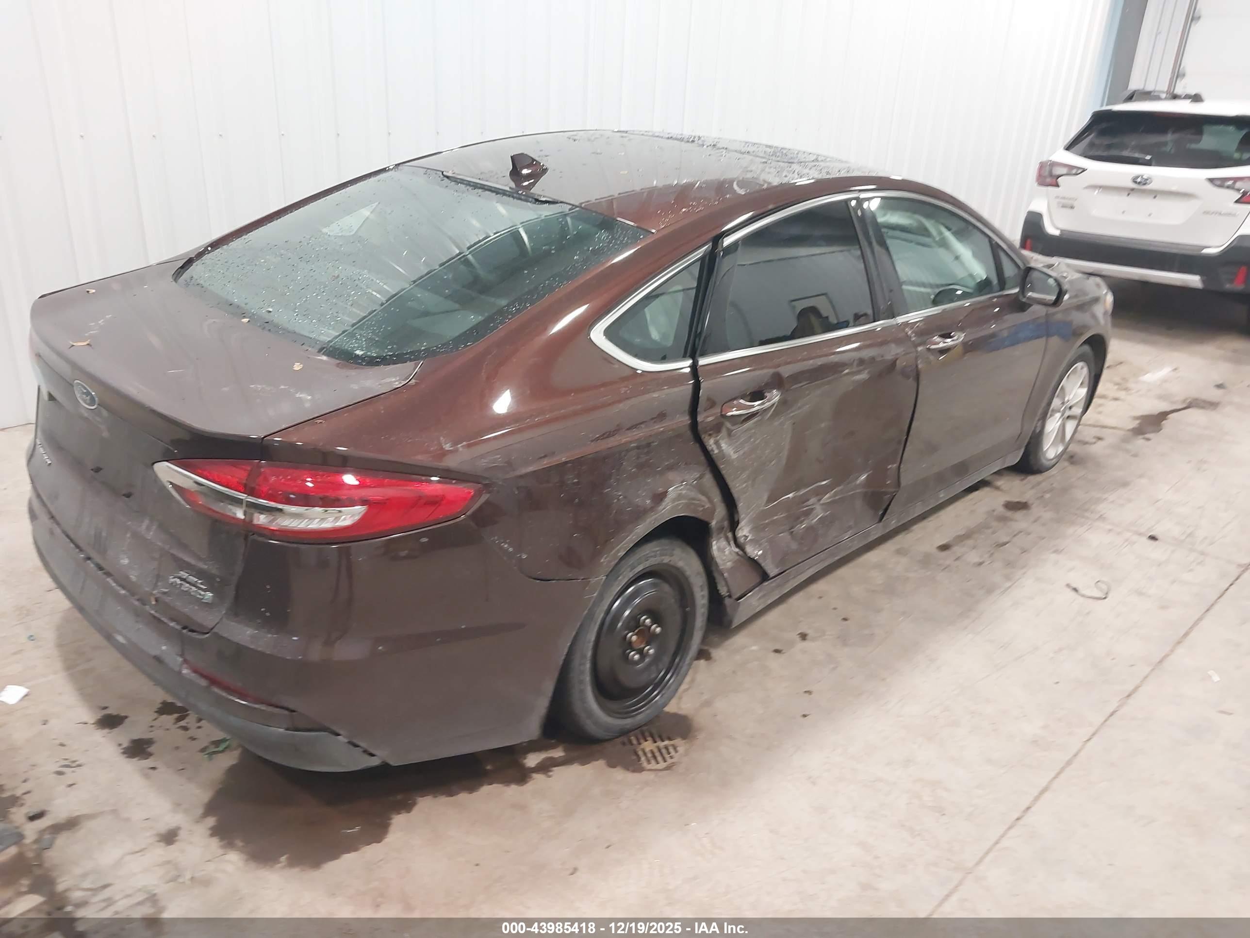FORD FUSION image 4