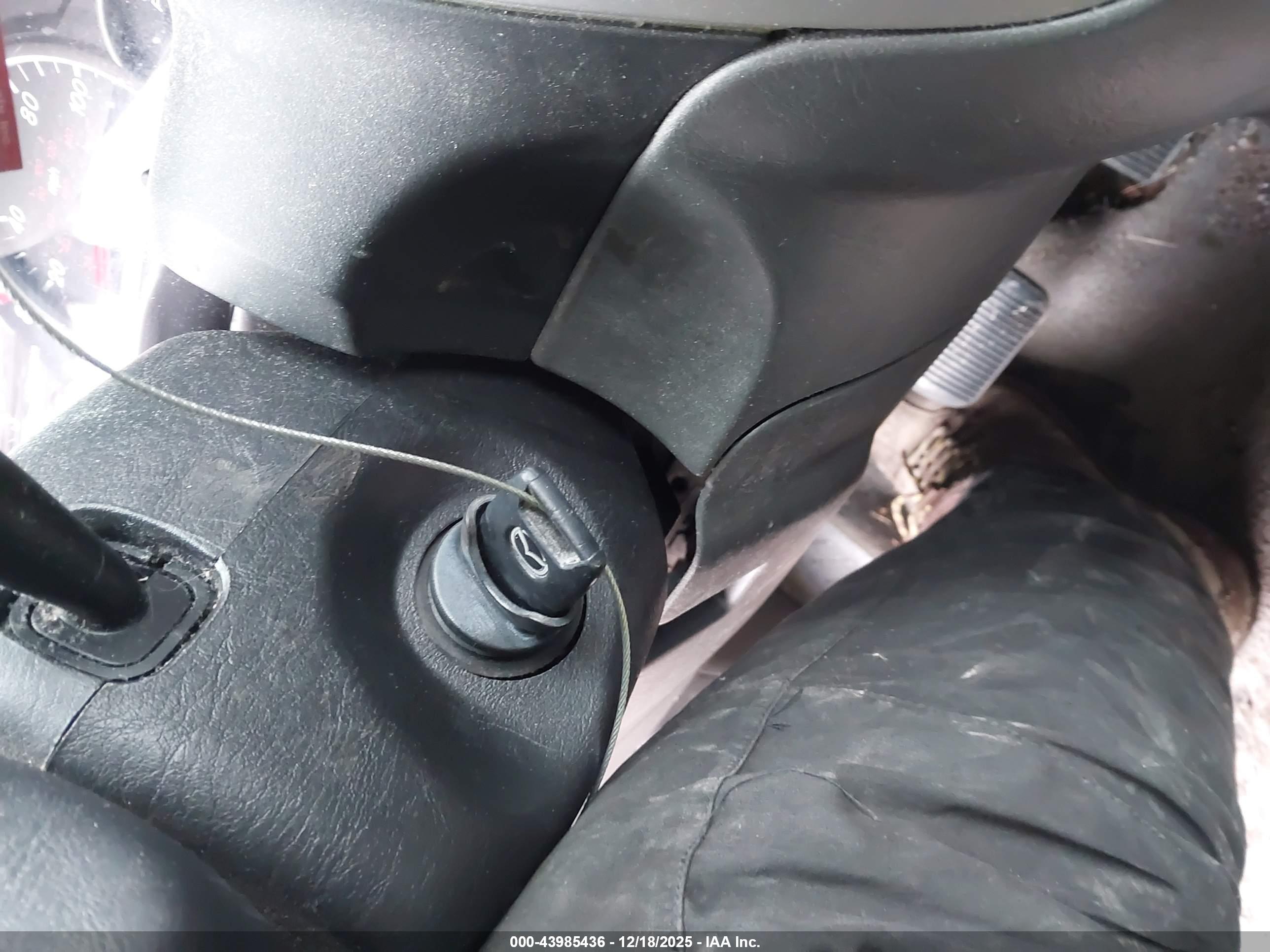 MAZDA TRIBUTE image 11
