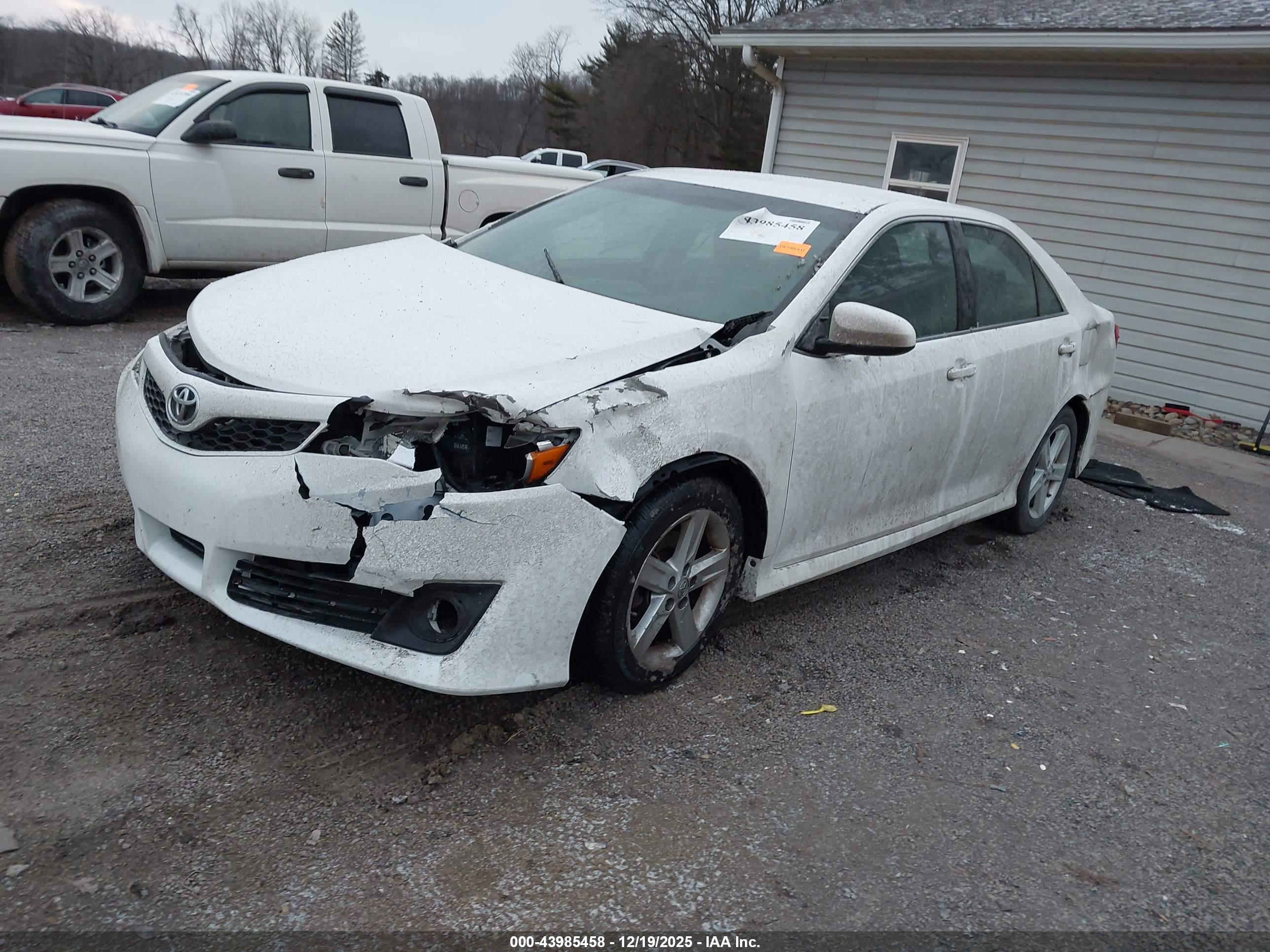 TOYOTA CAMRY image 2