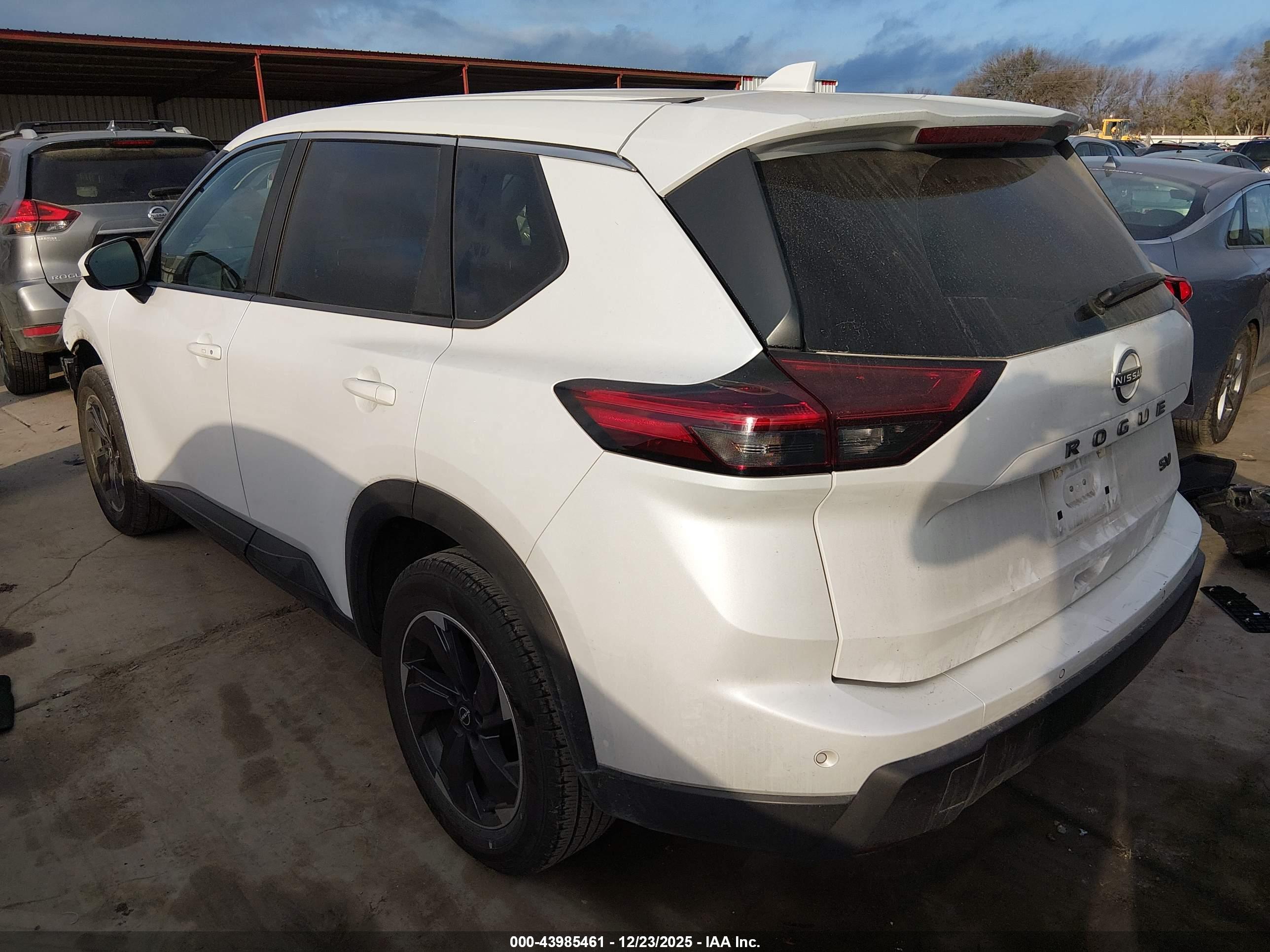NISSAN ROGUE image 3