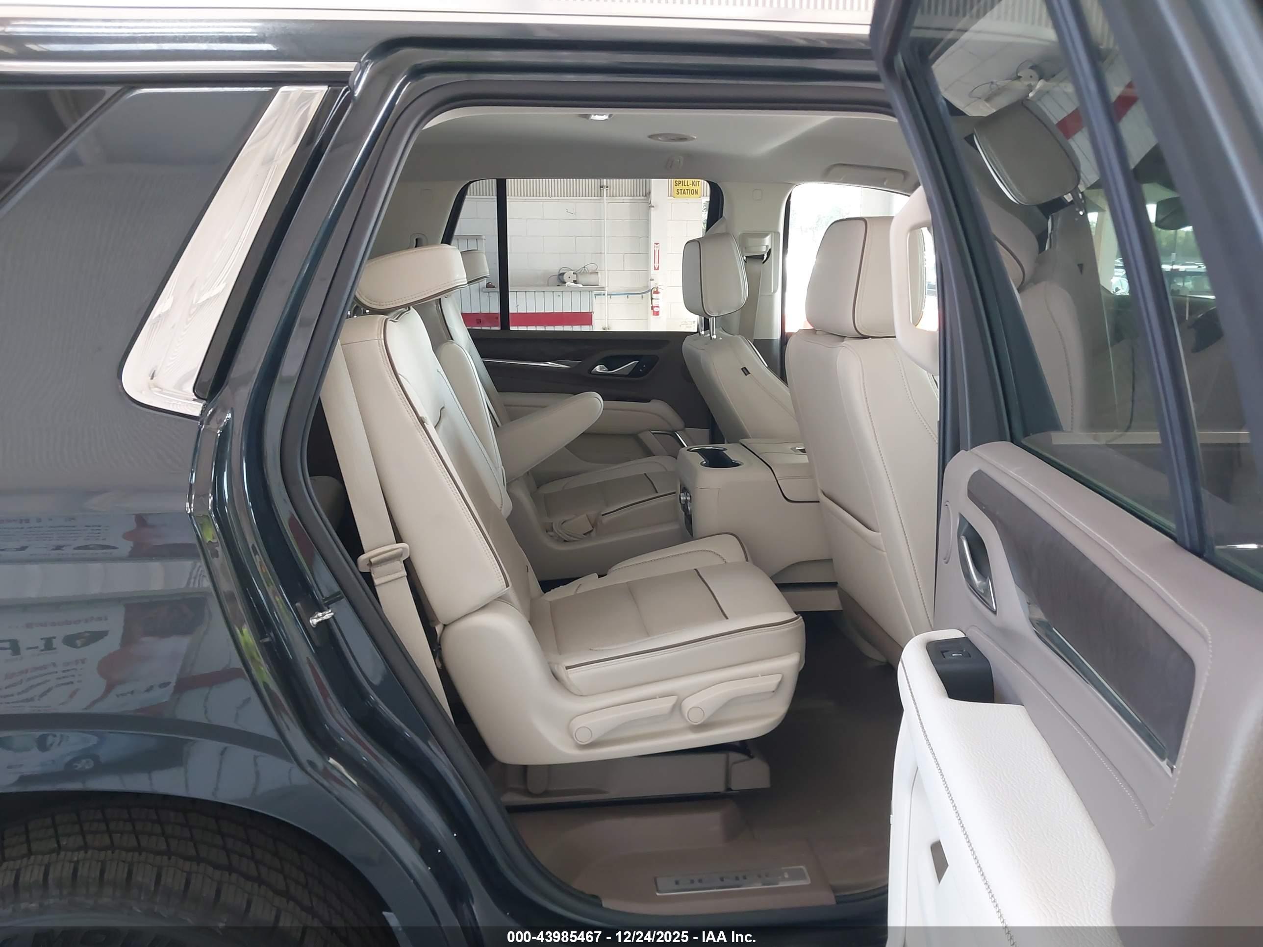 GMC YUKON image 8