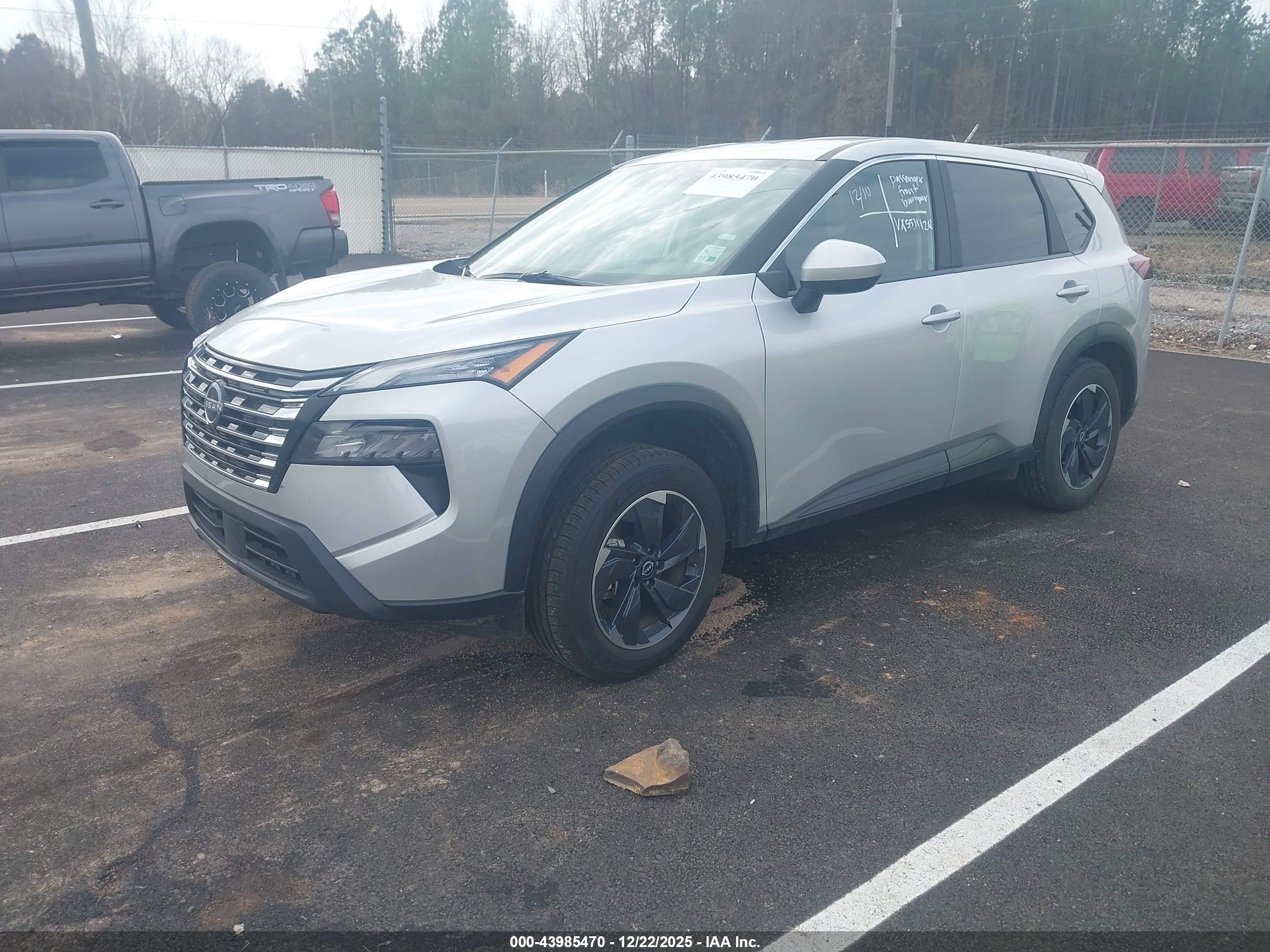 NISSAN ROGUE image 2