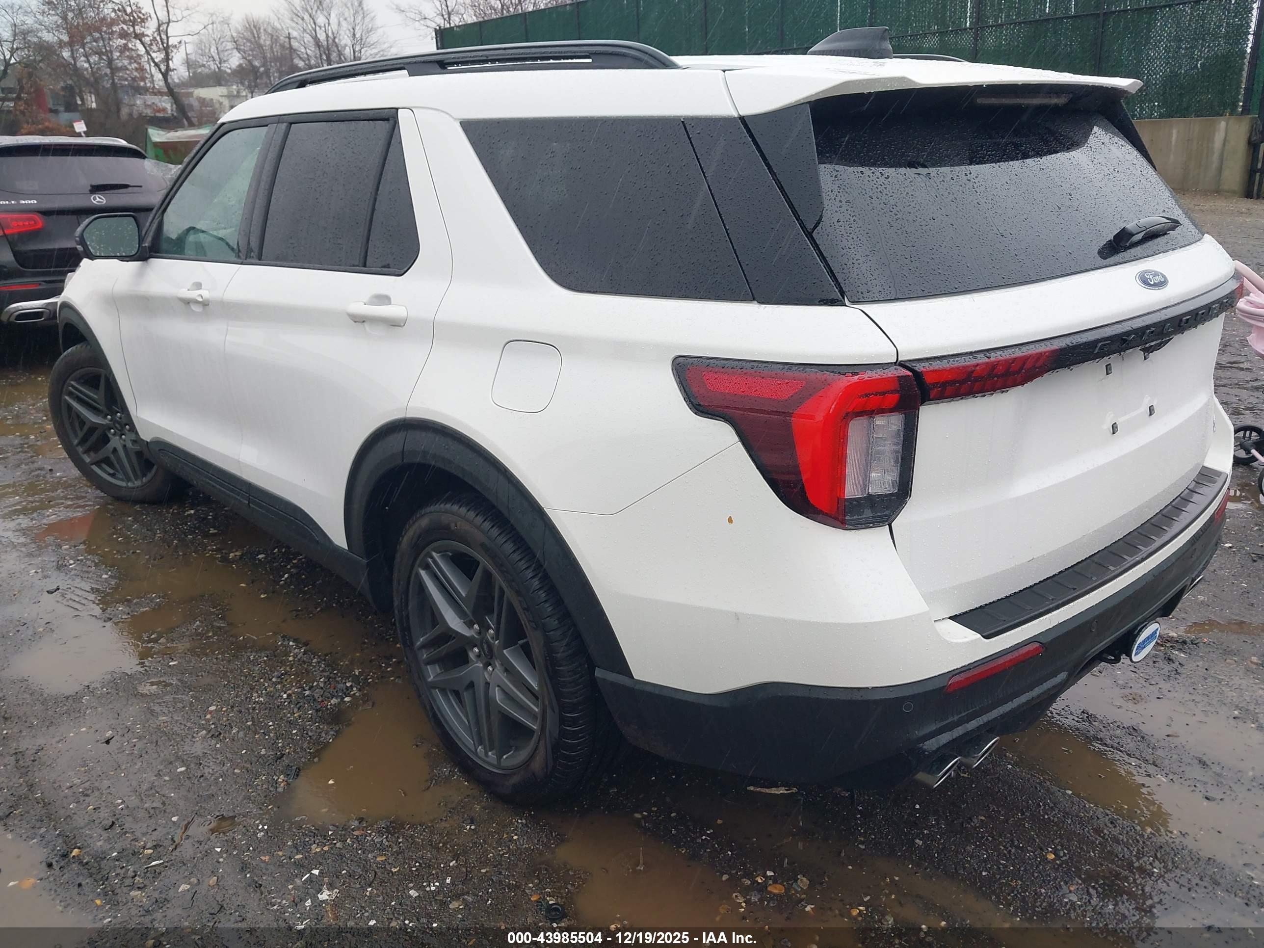 FORD EXPLORER image 3