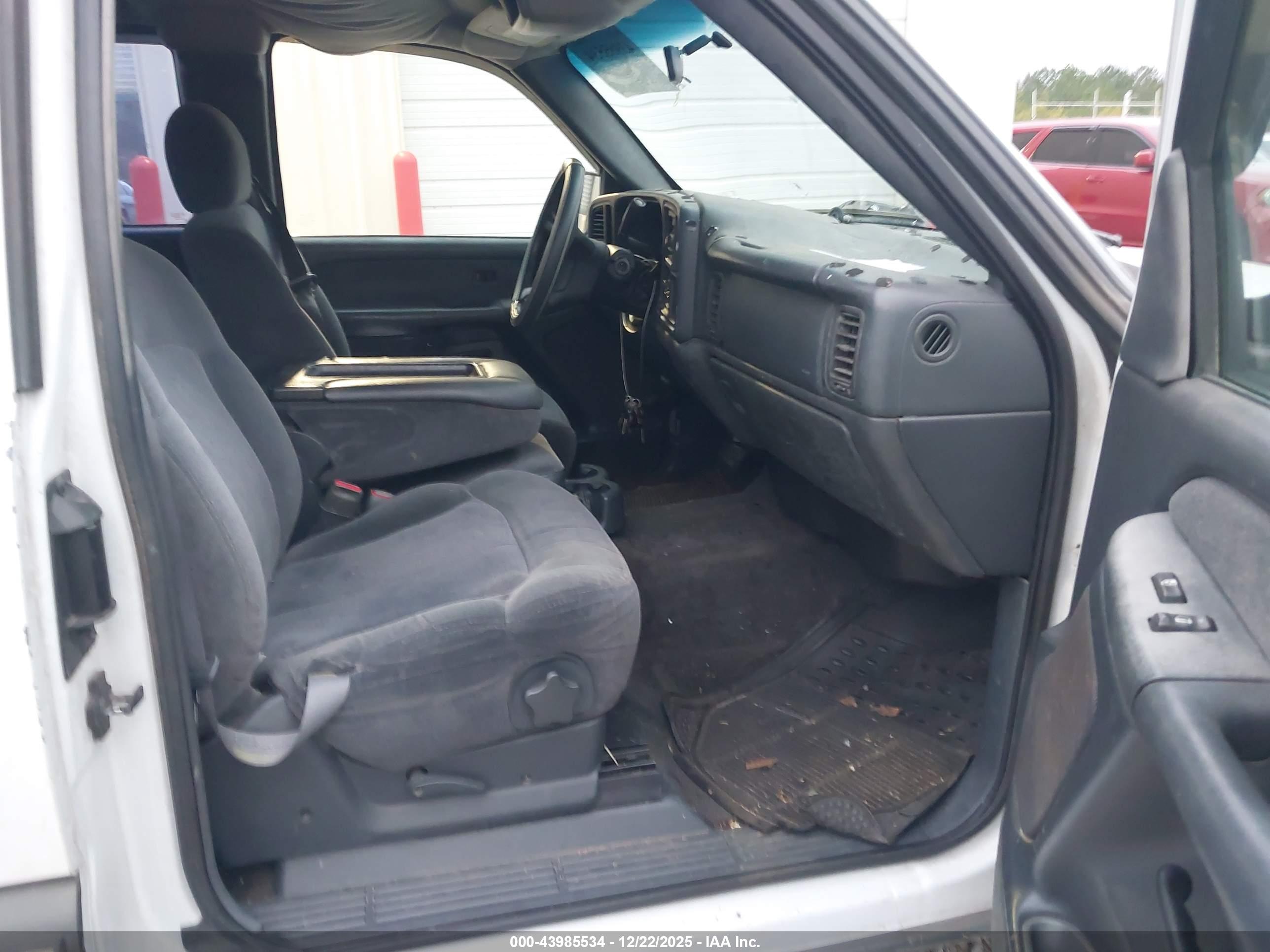 CHEVROLET SILVERADO image 5