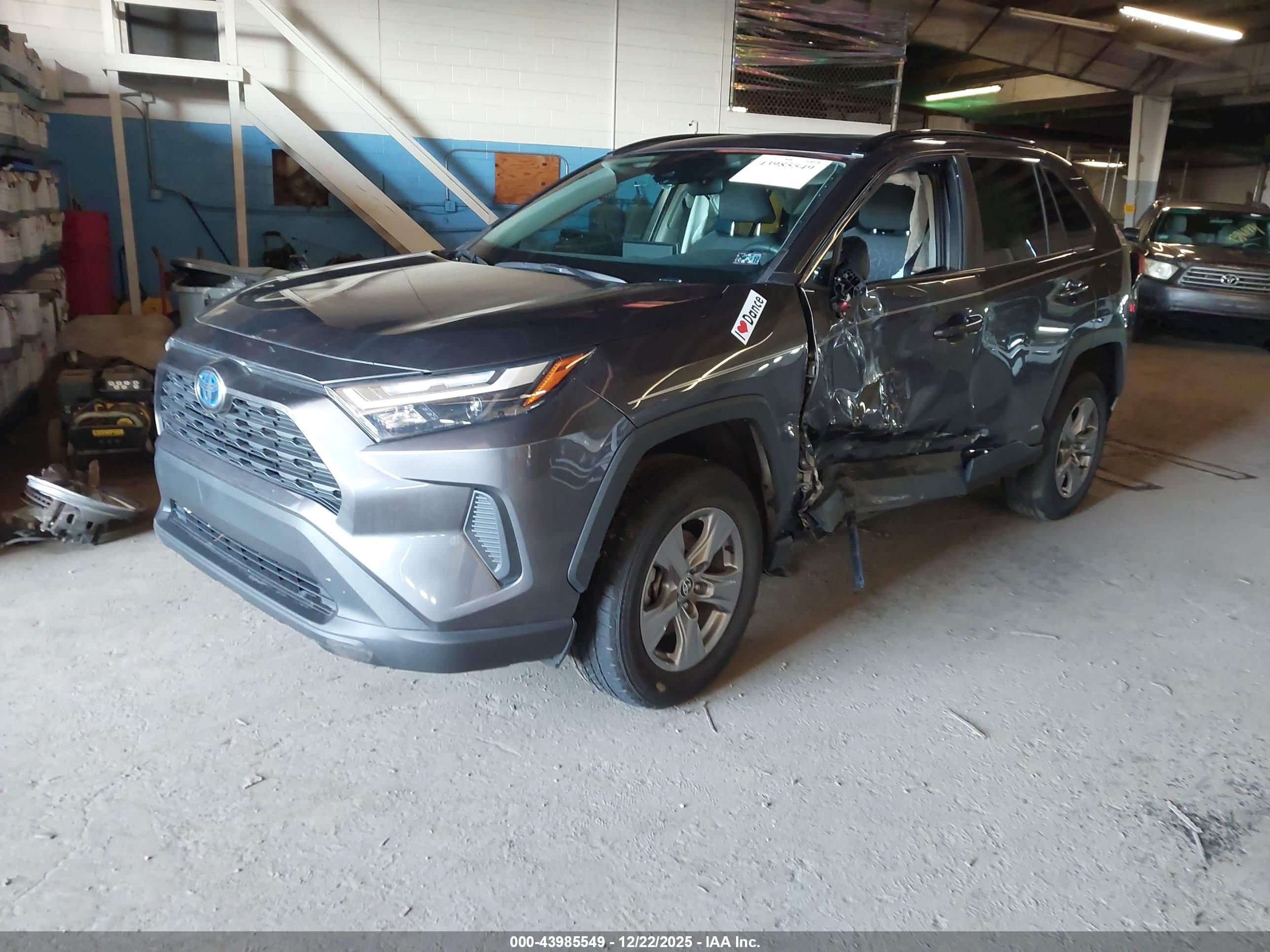 TOYOTA RAV4 image 2