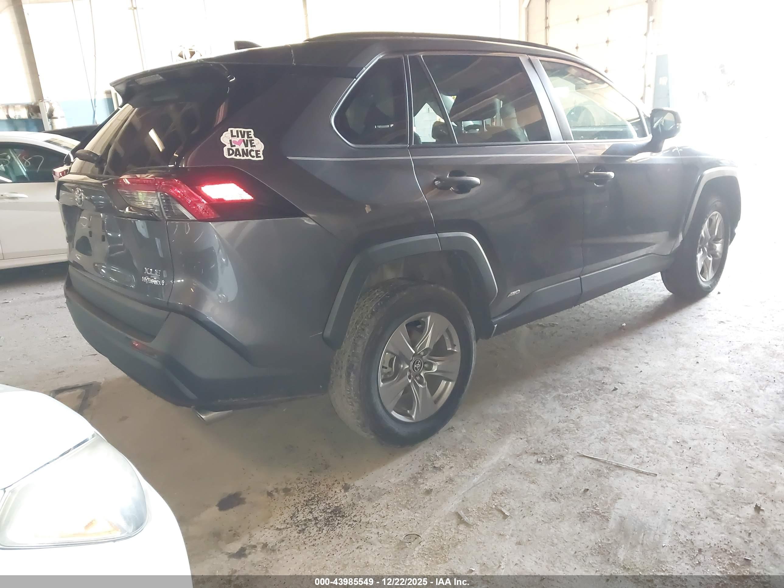 TOYOTA RAV4 image 4