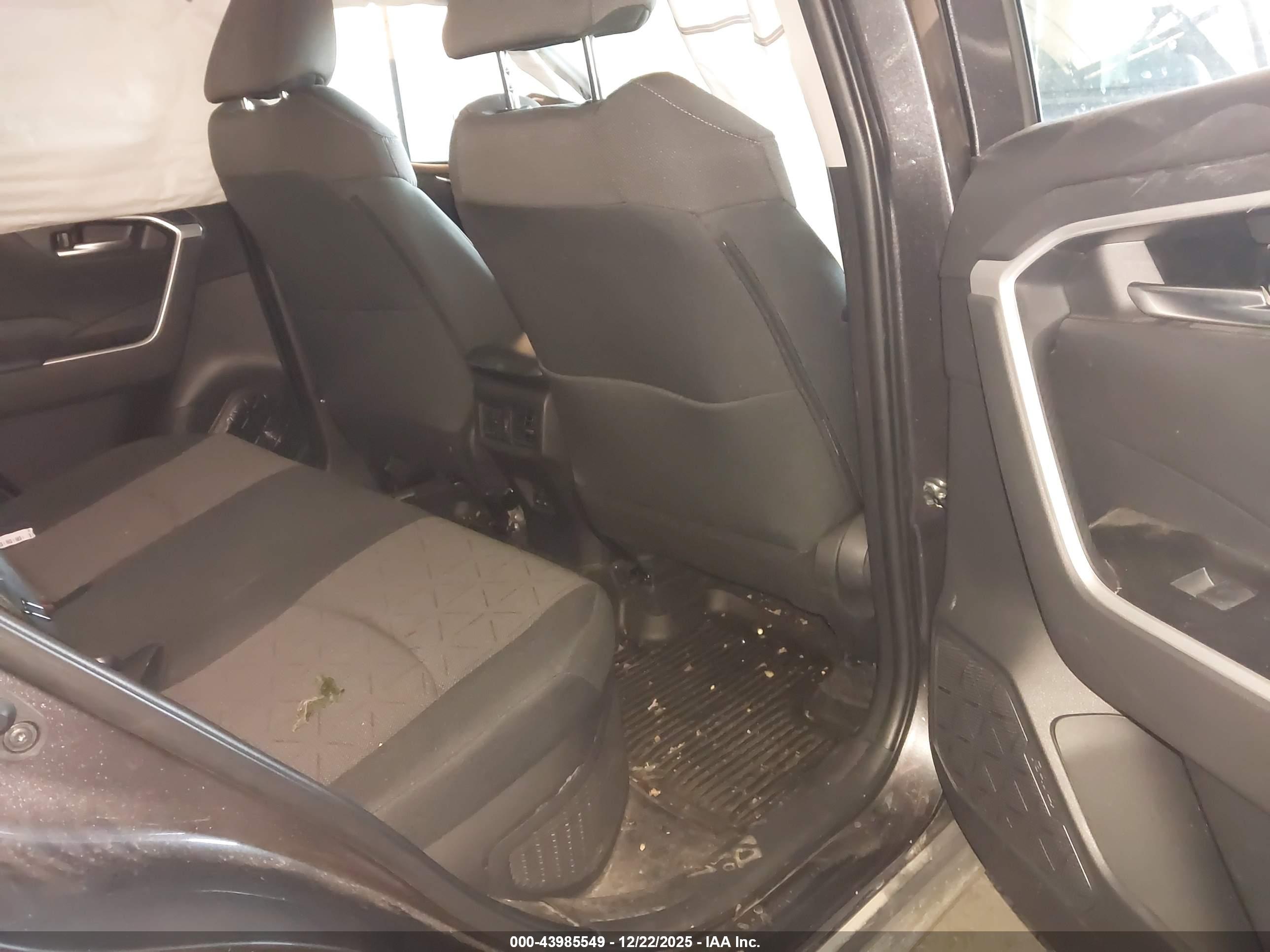 TOYOTA RAV4 image 8