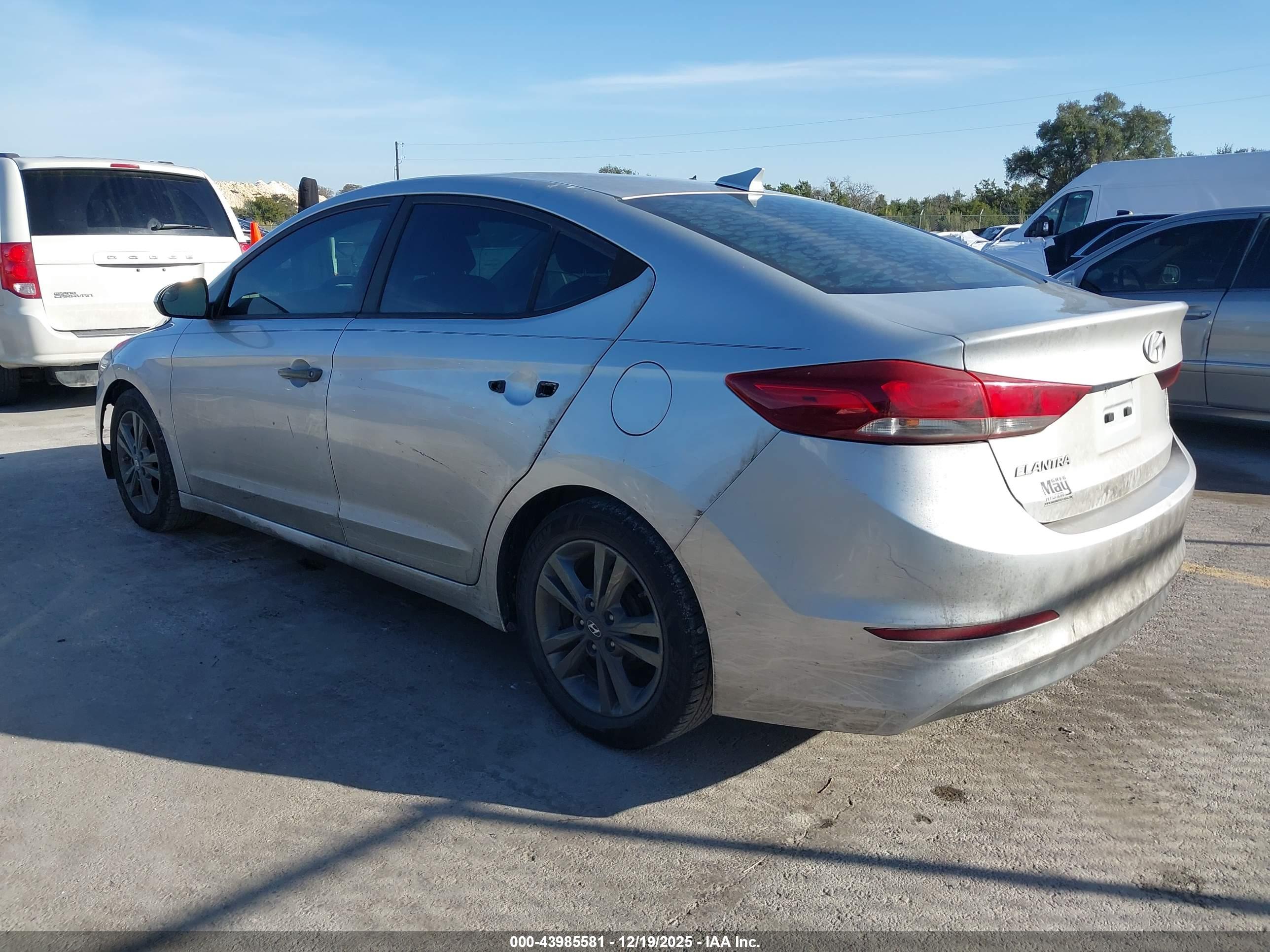 HYUNDAI ELANTRA image 3
