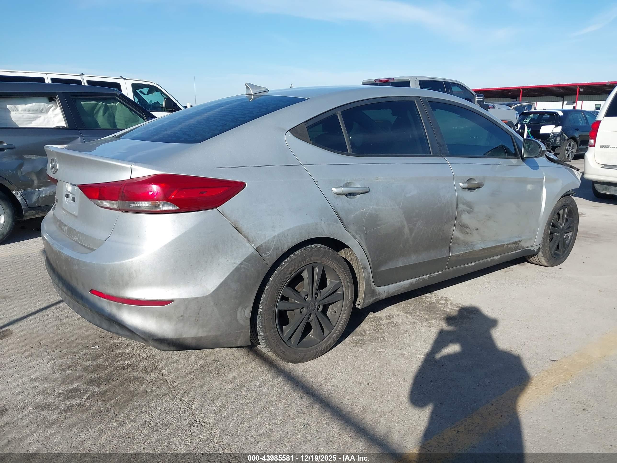 HYUNDAI ELANTRA image 4