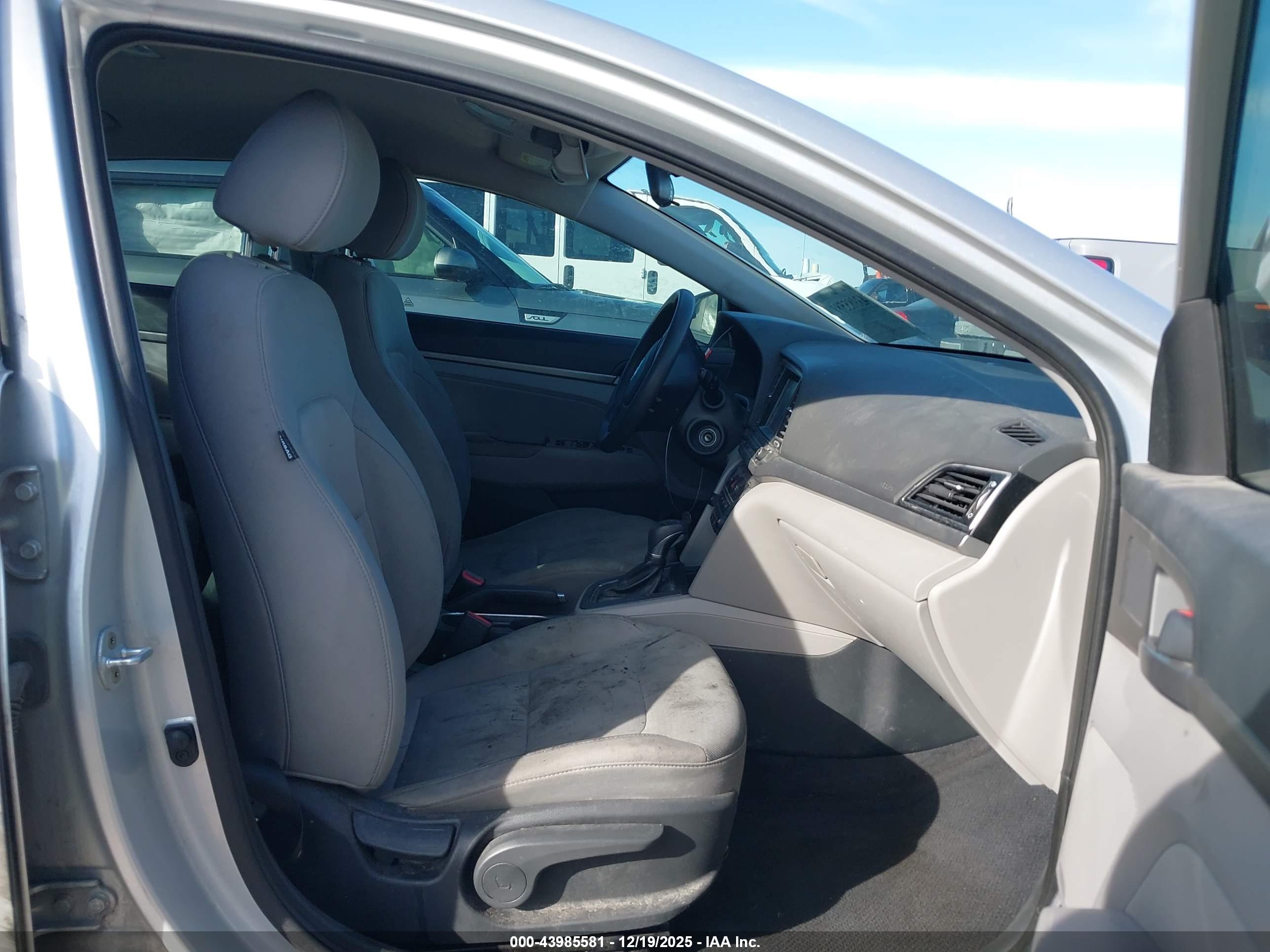 HYUNDAI ELANTRA image 5